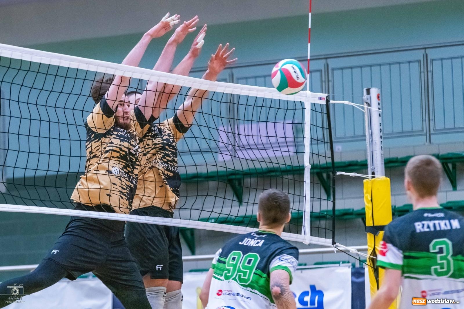 Zdjęcie w galerii na portalu naszwodzislaw.com: Szok i niedowierzanie. Prowadząc 2:0 wrócili tylko z jednym punktem [FOTO] wiadomości z regionu