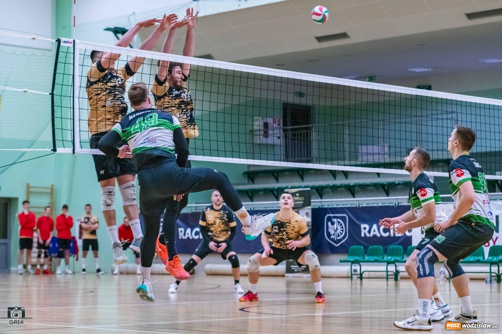 Zdjęcie w galerii na portalu naszwodzislaw.com: Szok i niedowierzanie. Prowadząc 2:0 wrócili tylko z jednym punktem [FOTO] wiadomości z regionu