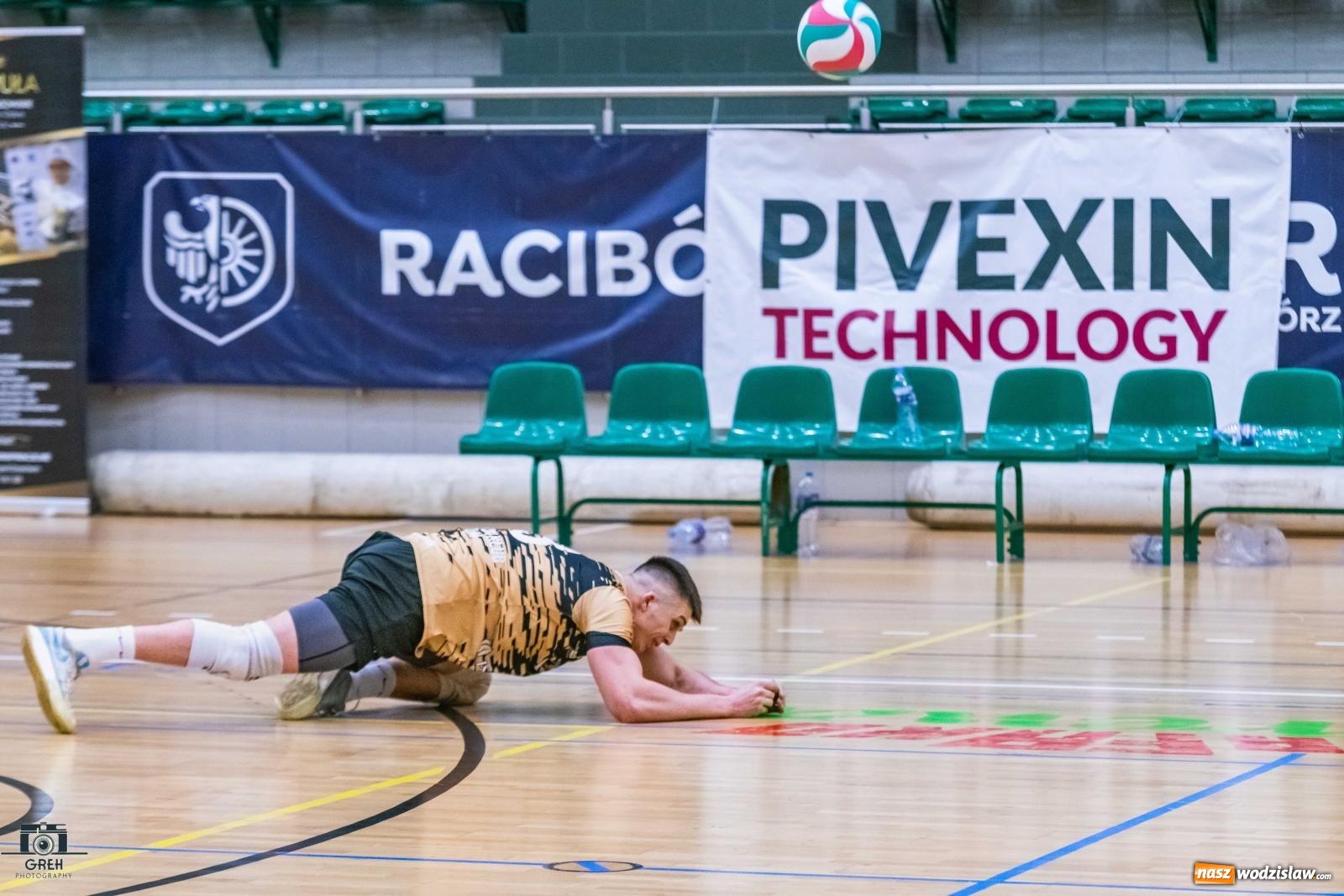 Zdjęcie w galerii na portalu naszwodzislaw.com: Szok i niedowierzanie. Prowadząc 2:0 wrócili tylko z jednym punktem [FOTO] wiadomości z regionu