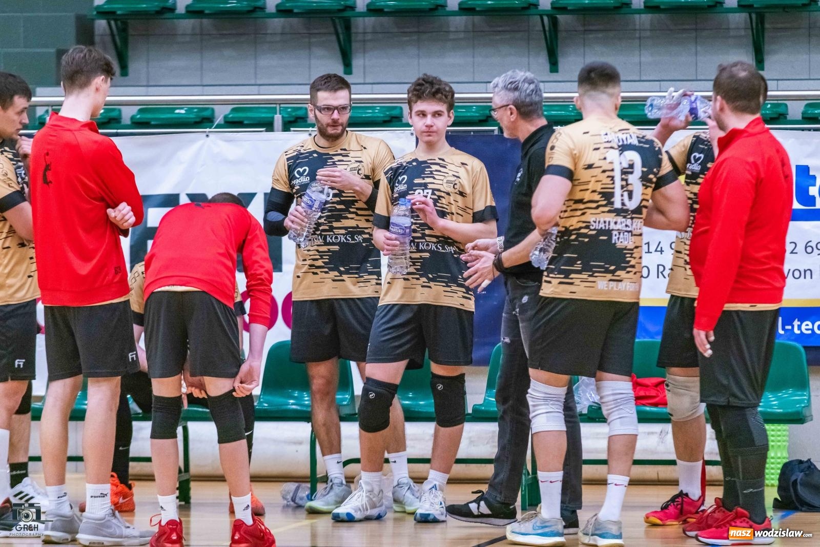 Zdjęcie w galerii na portalu naszwodzislaw.com: Szok i niedowierzanie. Prowadząc 2:0 wrócili tylko z jednym punktem [FOTO] wiadomości z regionu