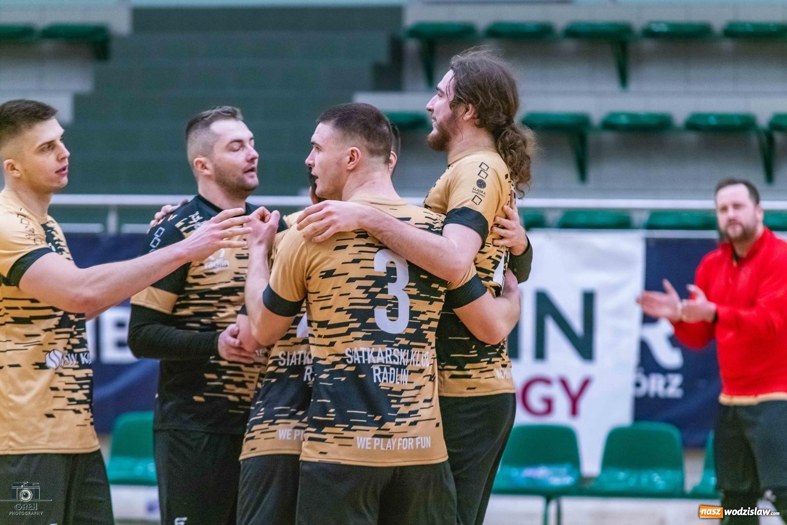 Zdjęcie w galerii na portalu naszwodzislaw.com: Szok i niedowierzanie. Prowadząc 2:0 wrócili tylko z jednym punktem [FOTO] wiadomości z regionu