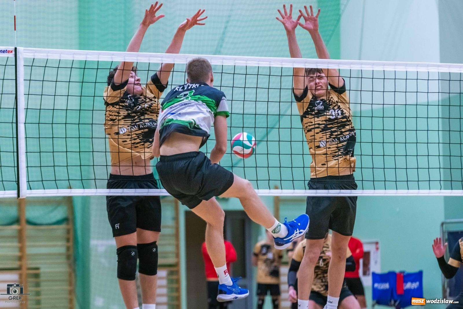 Zdjęcie w galerii na portalu naszwodzislaw.com: Szok i niedowierzanie. Prowadząc 2:0 wrócili tylko z jednym punktem [FOTO] wiadomości z regionu