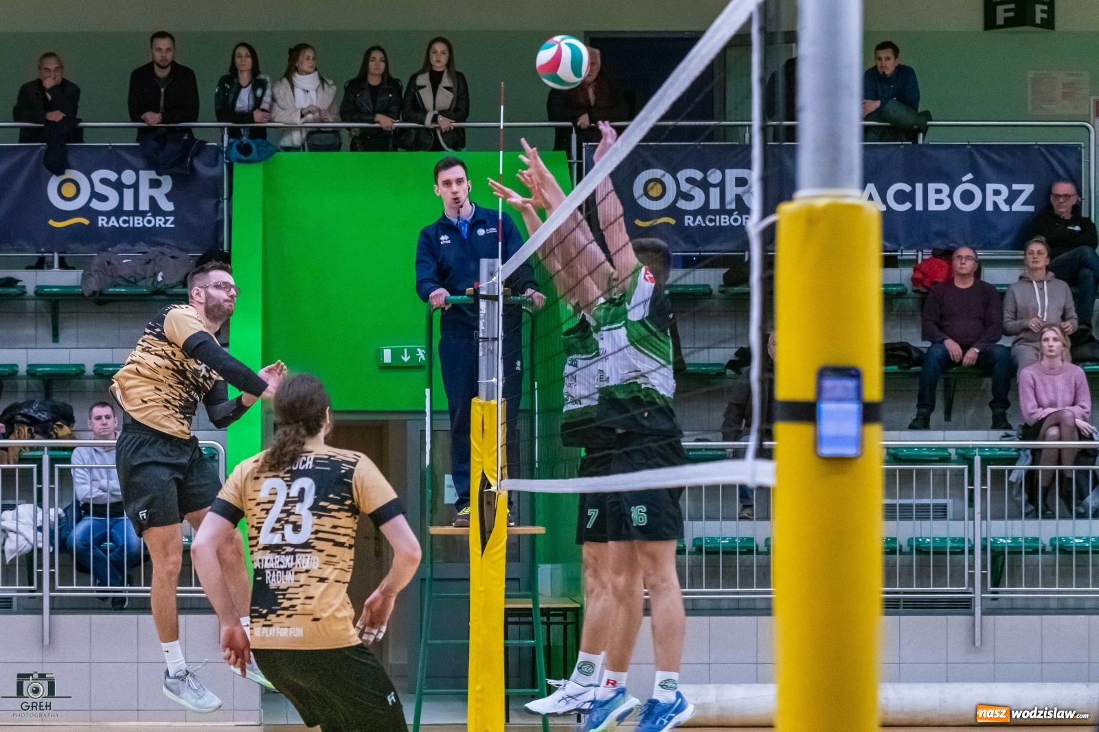 Zdjęcie w galerii na portalu naszwodzislaw.com: Szok i niedowierzanie. Prowadząc 2:0 wrócili tylko z jednym punktem [FOTO] wiadomości z regionu