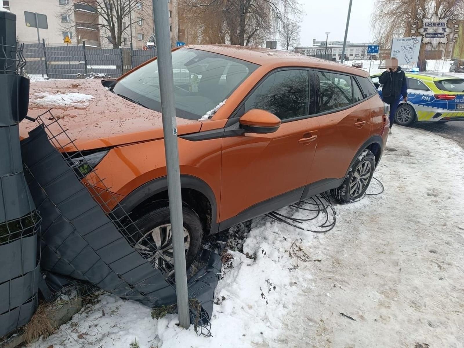 Zdjęcie w galerii na portalu naszwodzislaw.com: Pijana w sztok wsiadła za kierownicę. Wjechała w ogrodzenie wiadomości z regionu