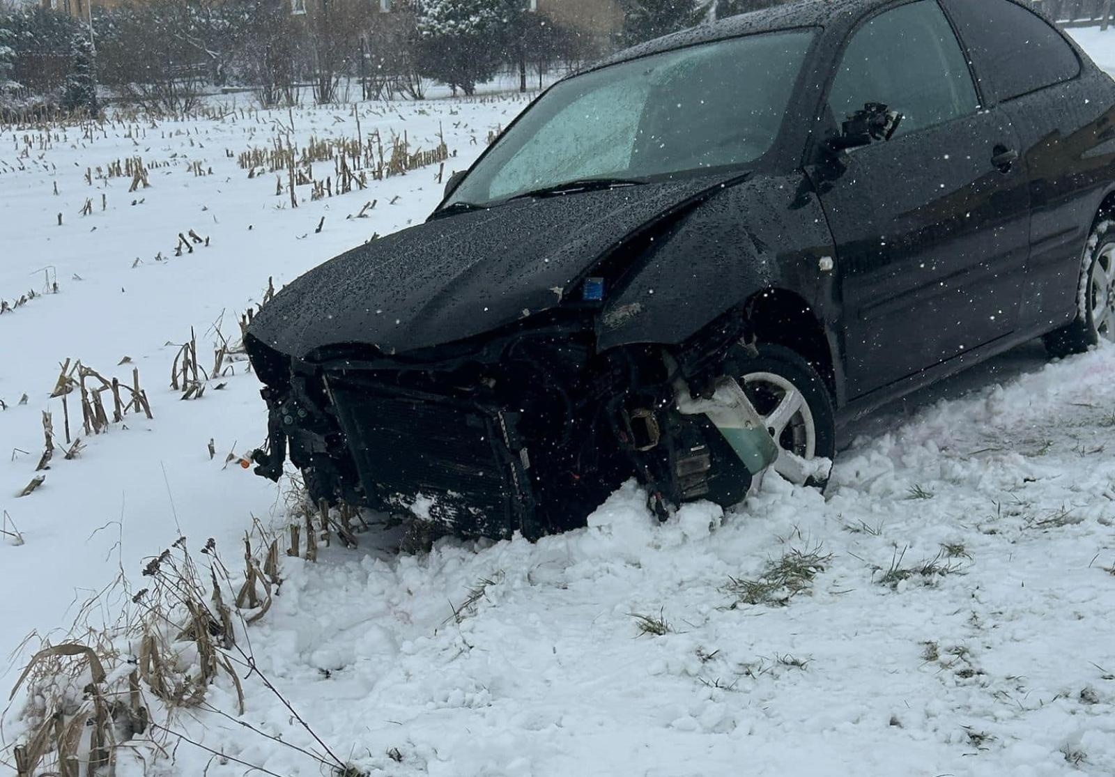 Zdjęcie w galerii na portalu naszwodzislaw.com: Niebezpieczne zdarzenie w Gorzyczkach. Kierująca trafiła do szpitala wiadomości z regionu