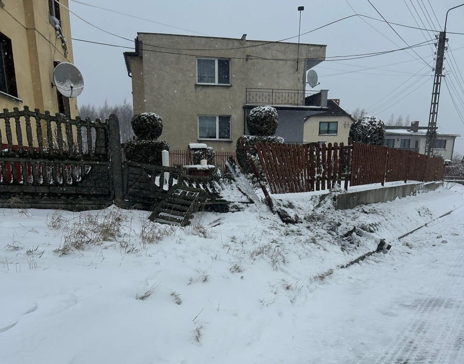 Zdjęcie w galerii na portalu naszwodzislaw.com: Niebezpieczne zdarzenie w Gorzyczkach. Kierująca trafiła do szpitala wiadomości z regionu