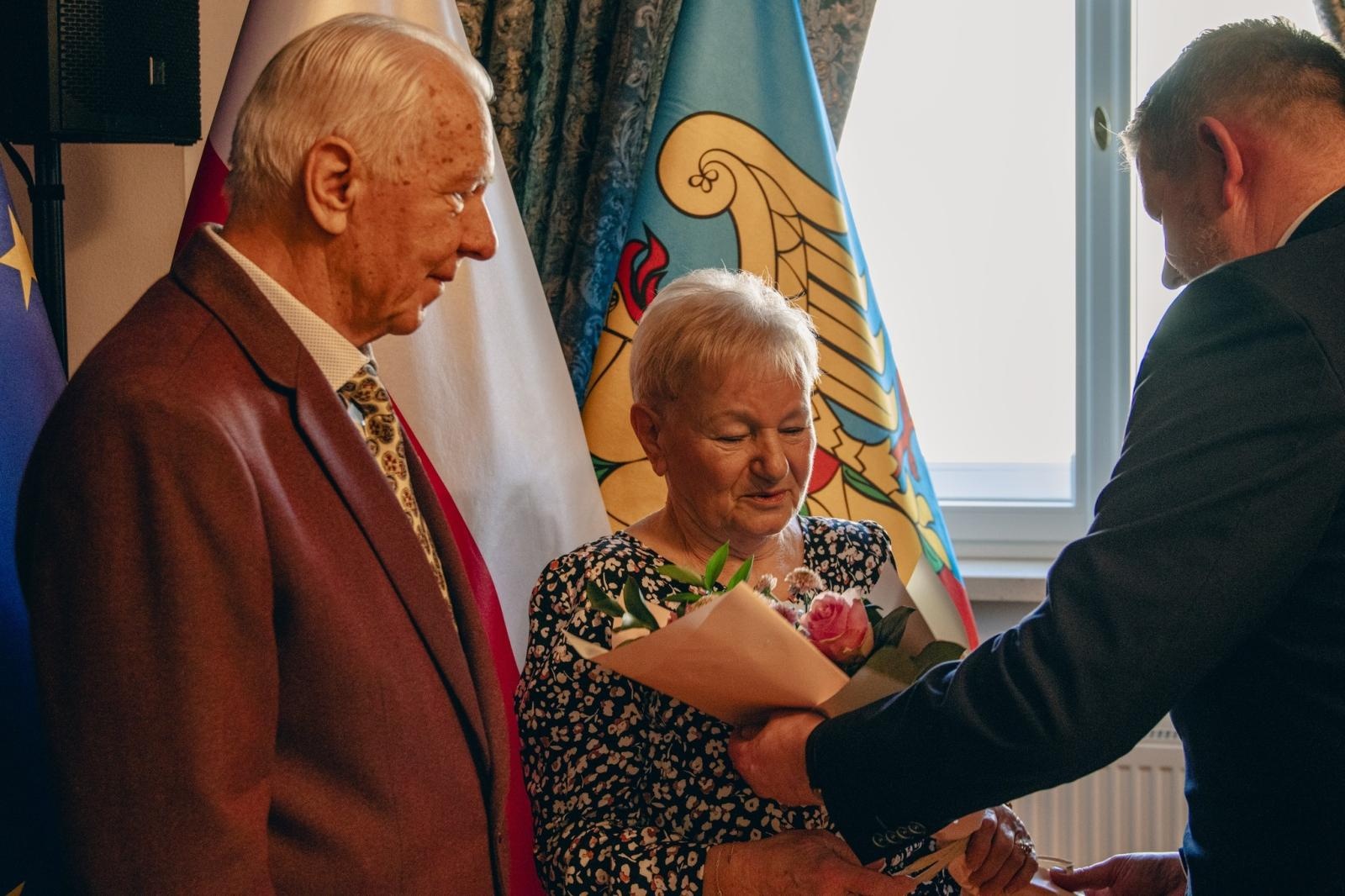 Zdjęcie w galerii na portalu naszwodzislaw.com: Małżonkowie świętowali w Pałacu Dietrichsteinów. Jubileusze w Wodzisławiu Śląskim [FOTO] wiadomości z regionu