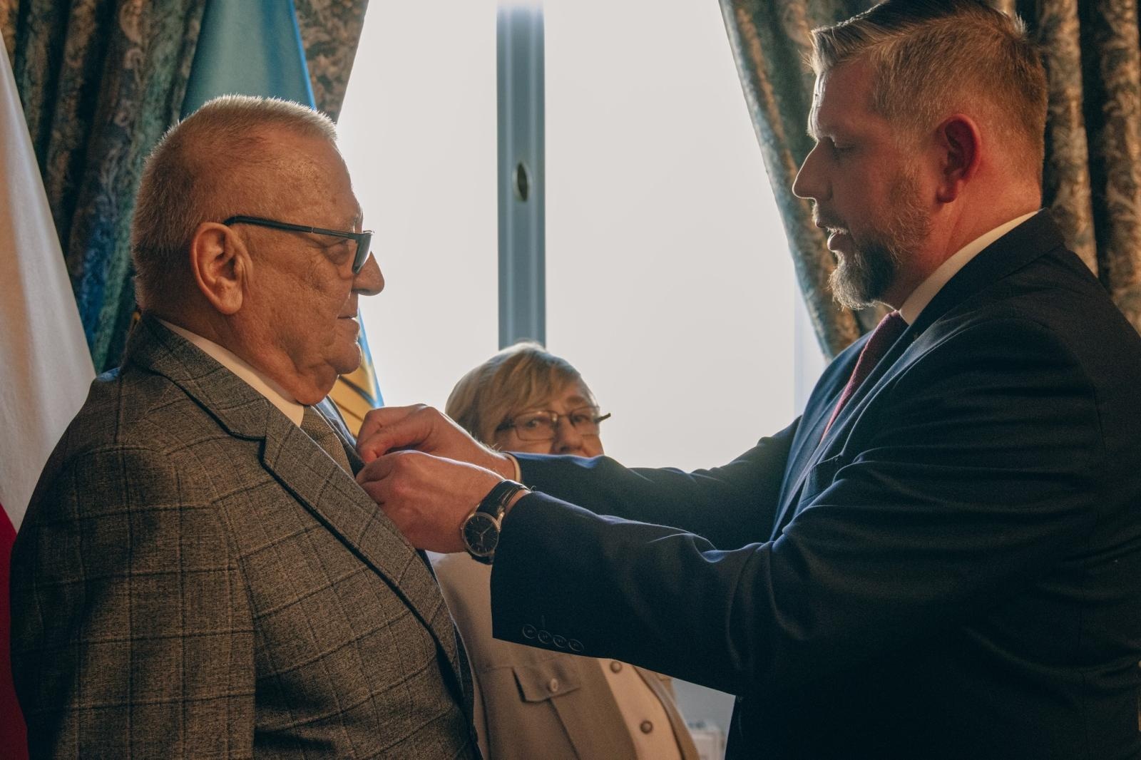 Zdjęcie w galerii na portalu naszwodzislaw.com: Małżonkowie świętowali w Pałacu Dietrichsteinów. Jubileusze w Wodzisławiu Śląskim [FOTO] wiadomości z regionu