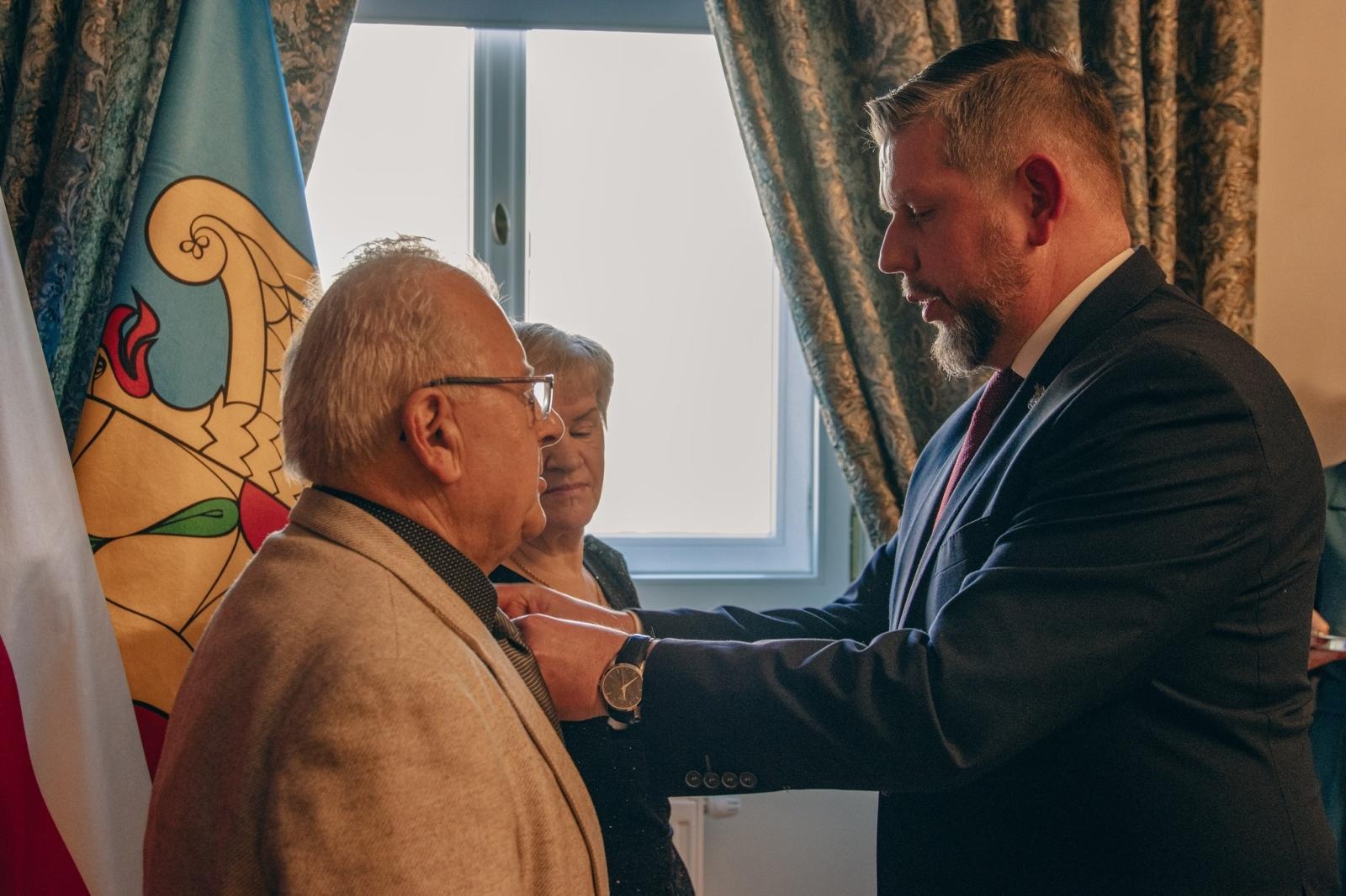 Zdjęcie w galerii na portalu naszwodzislaw.com: Małżonkowie świętowali w Pałacu Dietrichsteinów. Jubileusze w Wodzisławiu Śląskim [FOTO] wiadomości z regionu