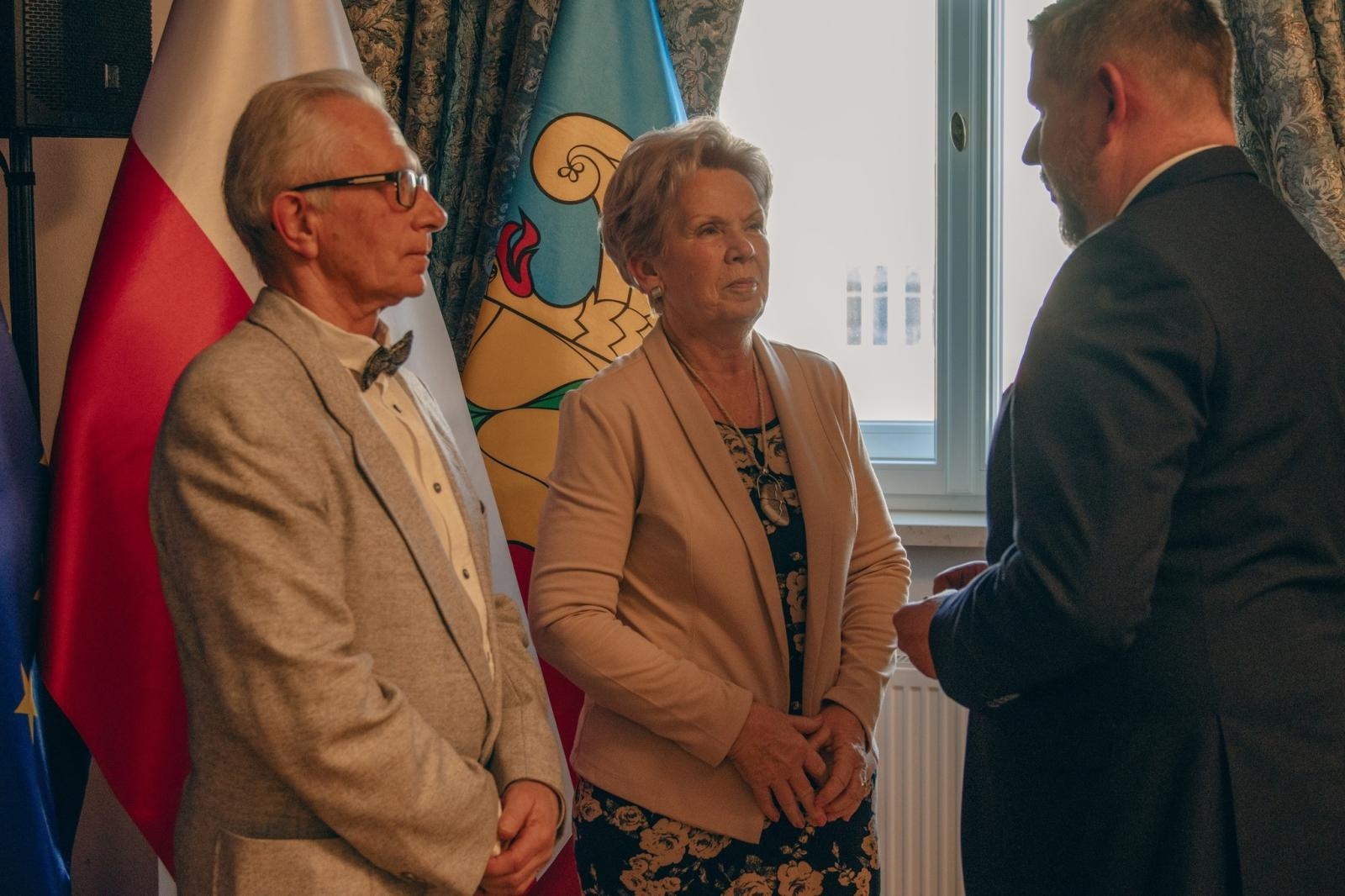 Zdjęcie w galerii na portalu naszwodzislaw.com: Małżonkowie świętowali w Pałacu Dietrichsteinów. Jubileusze w Wodzisławiu Śląskim [FOTO] wiadomości z regionu