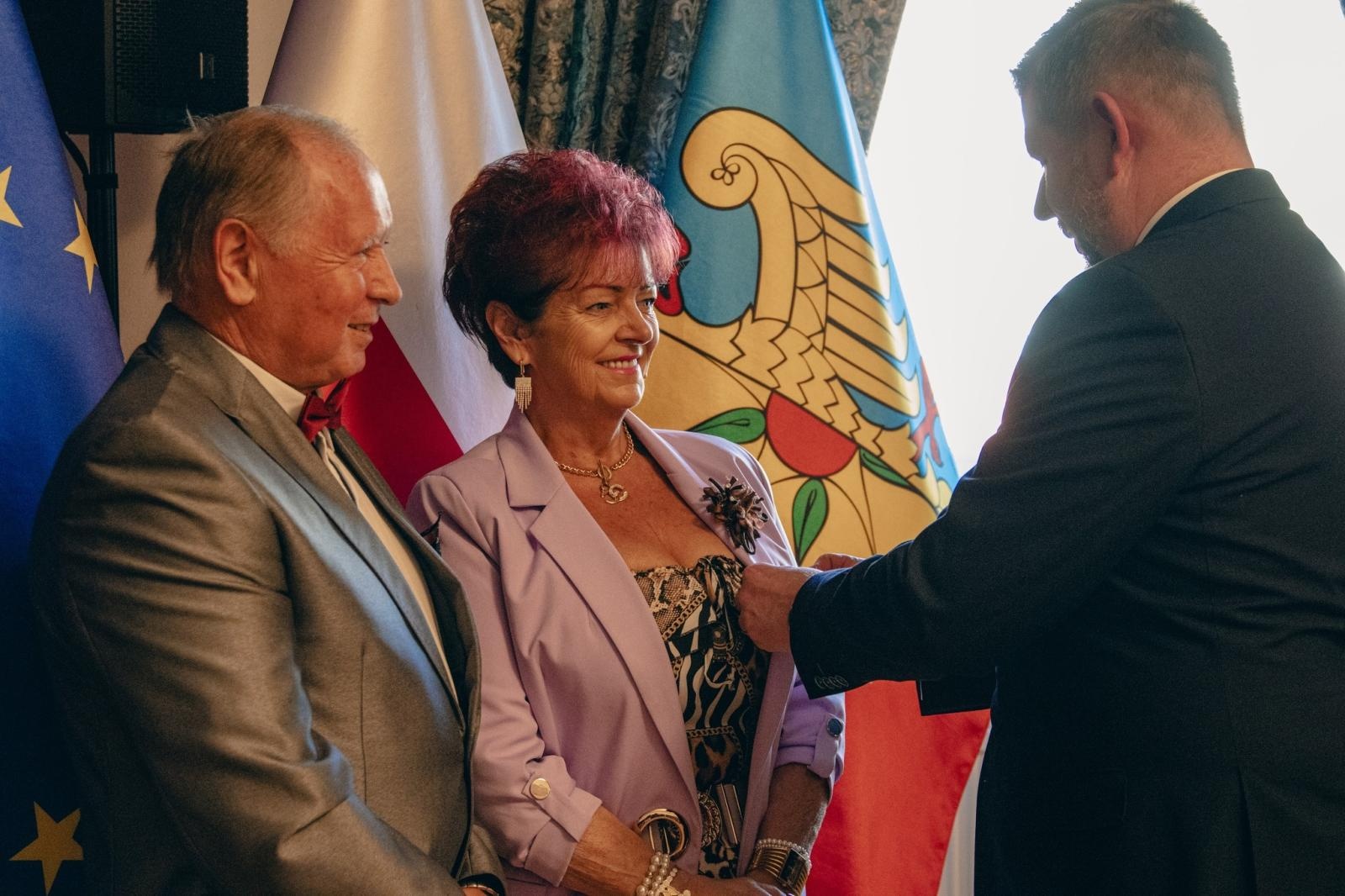 Zdjęcie w galerii na portalu naszwodzislaw.com: Małżonkowie świętowali w Pałacu Dietrichsteinów. Jubileusze w Wodzisławiu Śląskim [FOTO] wiadomości z regionu