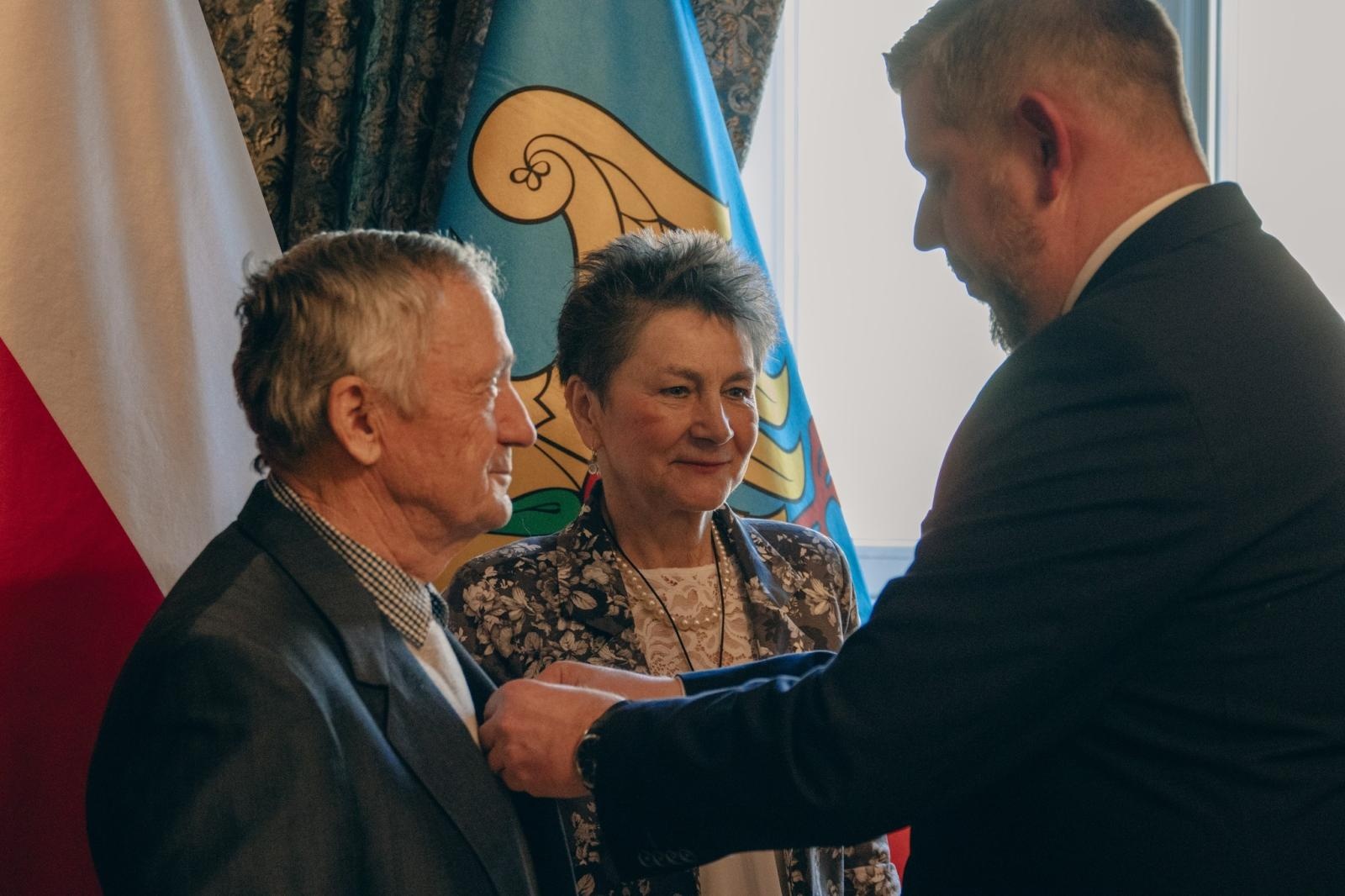 Zdjęcie w galerii na portalu naszwodzislaw.com: Małżonkowie świętowali w Pałacu Dietrichsteinów. Jubileusze w Wodzisławiu Śląskim [FOTO] wiadomości z regionu