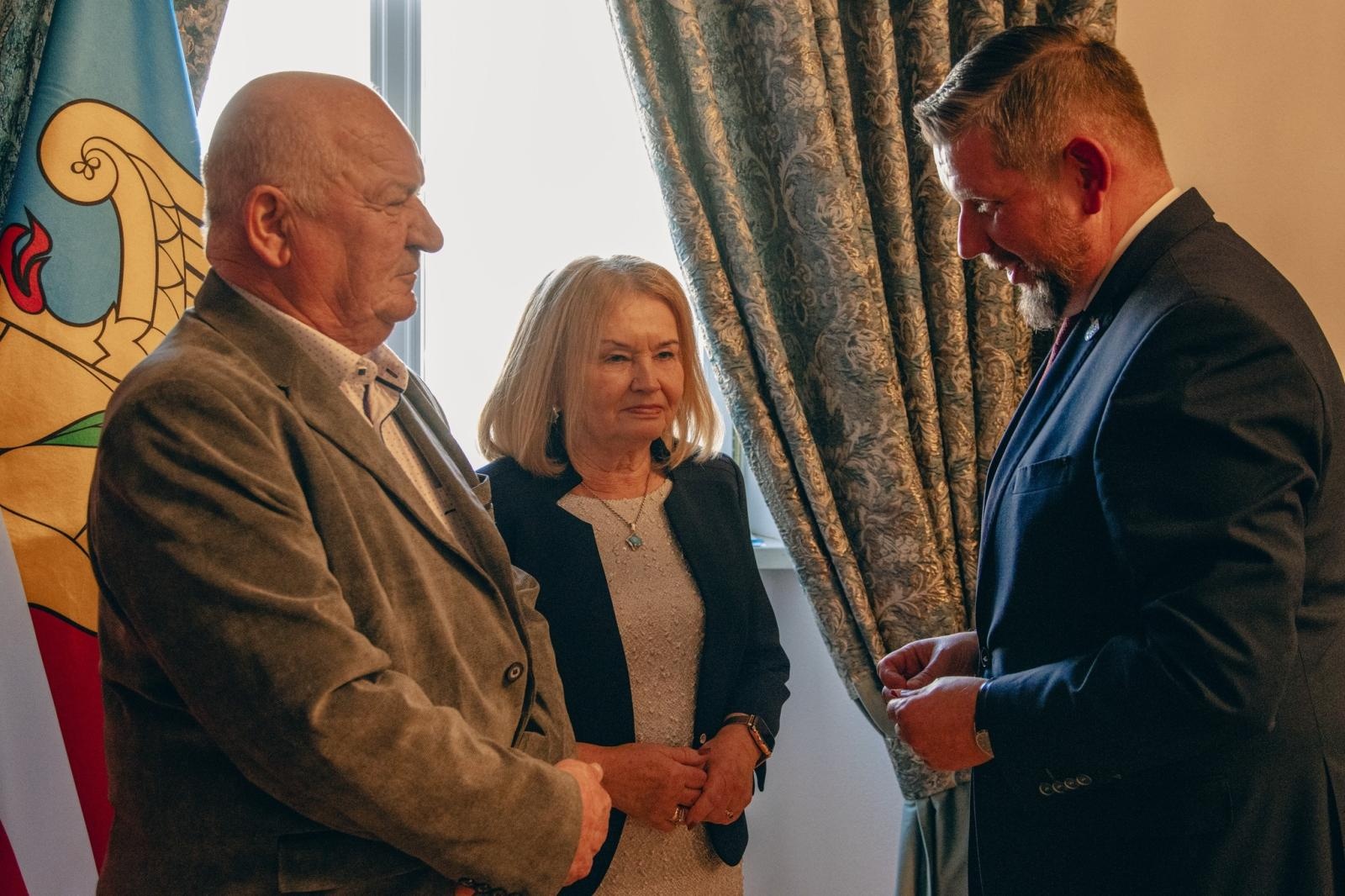 Zdjęcie w galerii na portalu naszwodzislaw.com: Małżonkowie świętowali w Pałacu Dietrichsteinów. Jubileusze w Wodzisławiu Śląskim [FOTO] wiadomości z regionu