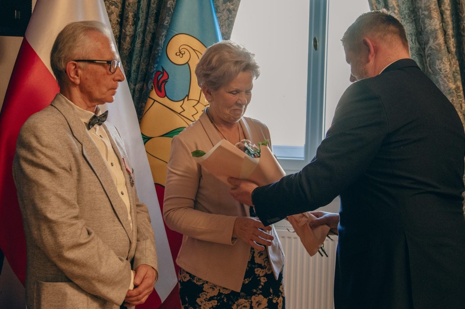 Zdjęcie w galerii na portalu naszwodzislaw.com: Małżonkowie świętowali w Pałacu Dietrichsteinów. Jubileusze w Wodzisławiu Śląskim [FOTO] wiadomości z regionu