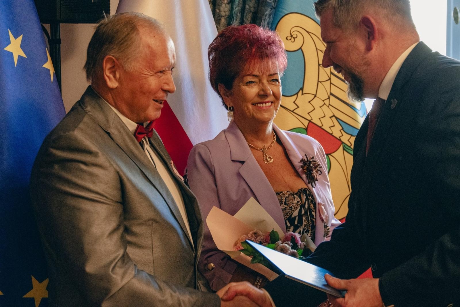 Zdjęcie w galerii na portalu naszwodzislaw.com: Małżonkowie świętowali w Pałacu Dietrichsteinów. Jubileusze w Wodzisławiu Śląskim [FOTO] wiadomości z regionu