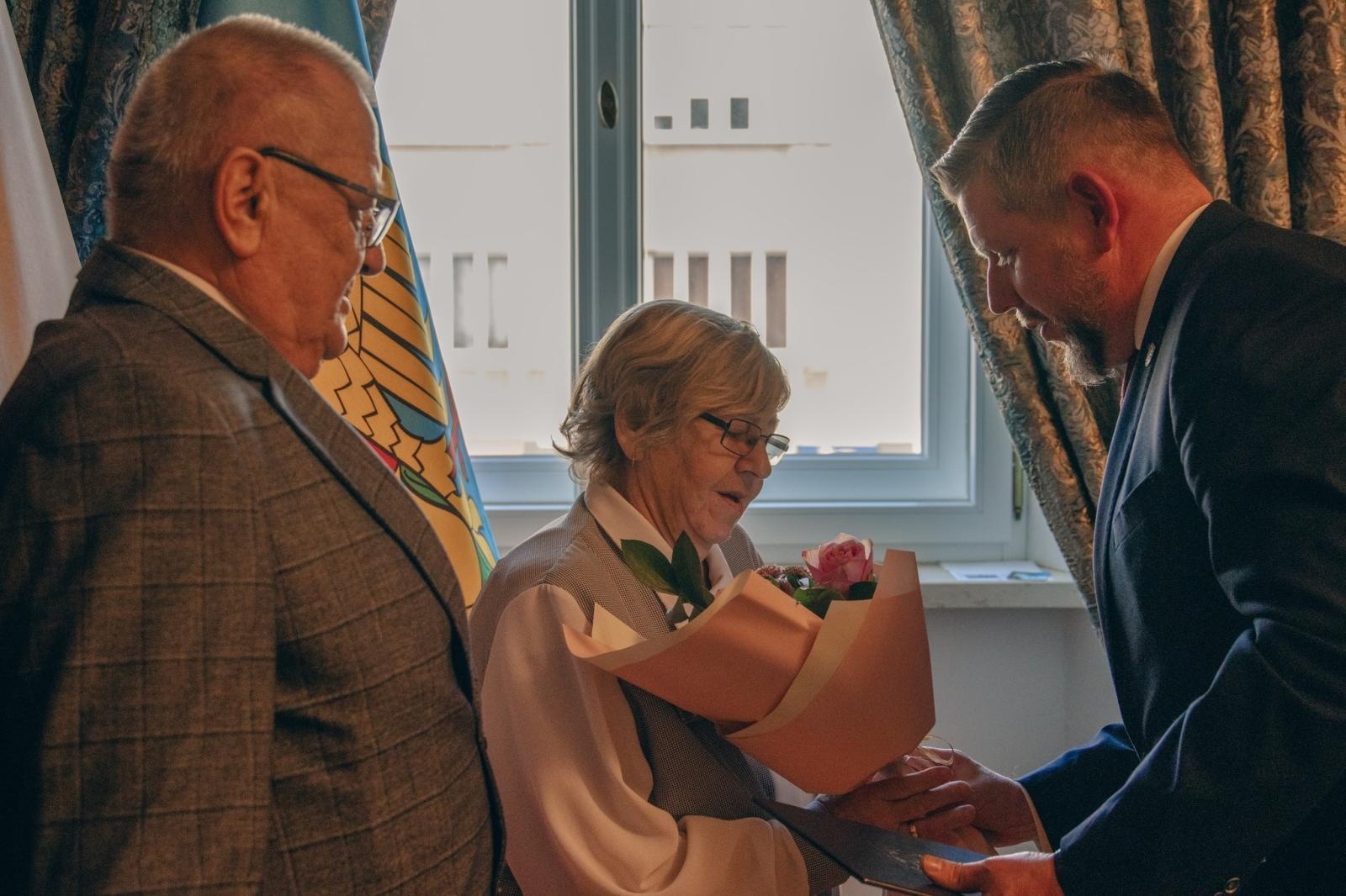 Zdjęcie w galerii na portalu naszwodzislaw.com: Małżonkowie świętowali w Pałacu Dietrichsteinów. Jubileusze w Wodzisławiu Śląskim [FOTO] wiadomości z regionu