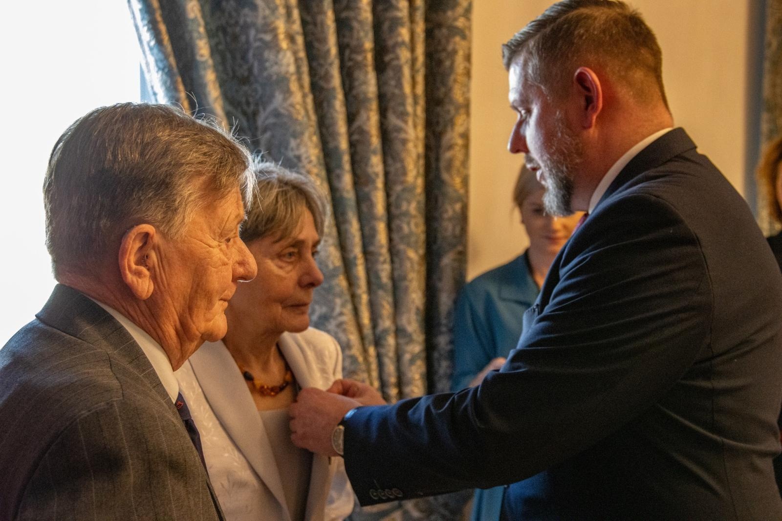 Zdjęcie w galerii na portalu naszwodzislaw.com: Małżonkowie świętowali w Pałacu Dietrichsteinów. Jubileusze w Wodzisławiu Śląskim [FOTO] wiadomości z regionu