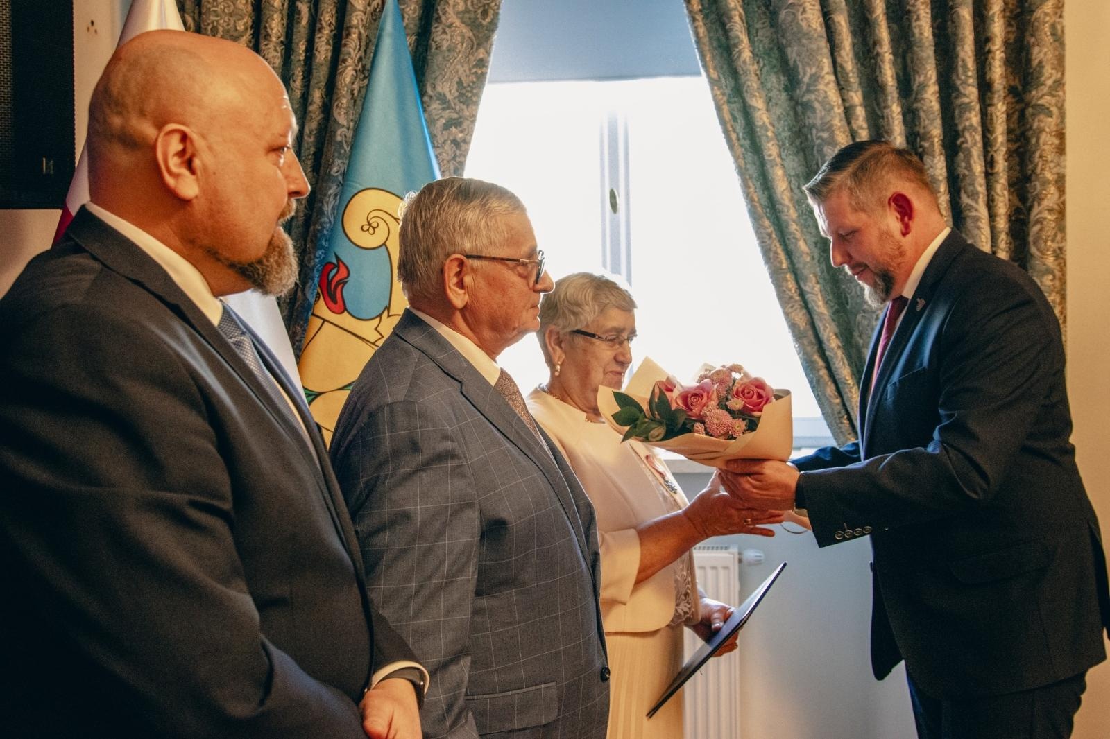 Zdjęcie w galerii na portalu naszwodzislaw.com: Małżonkowie świętowali w Pałacu Dietrichsteinów. Jubileusze w Wodzisławiu Śląskim [FOTO] wiadomości z regionu