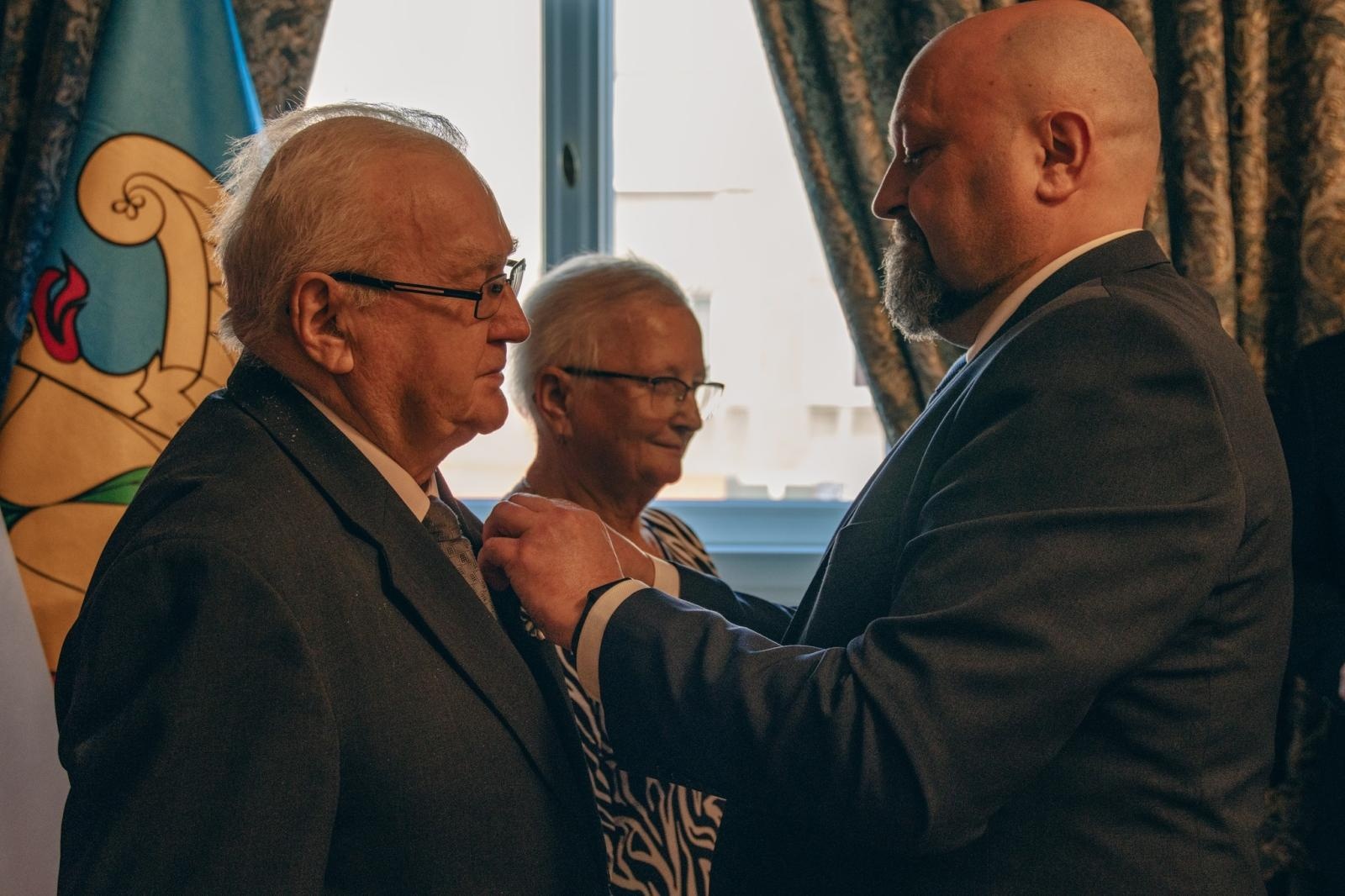 Zdjęcie w galerii na portalu naszwodzislaw.com: Małżonkowie świętowali w Pałacu Dietrichsteinów. Jubileusze w Wodzisławiu Śląskim [FOTO] wiadomości z regionu