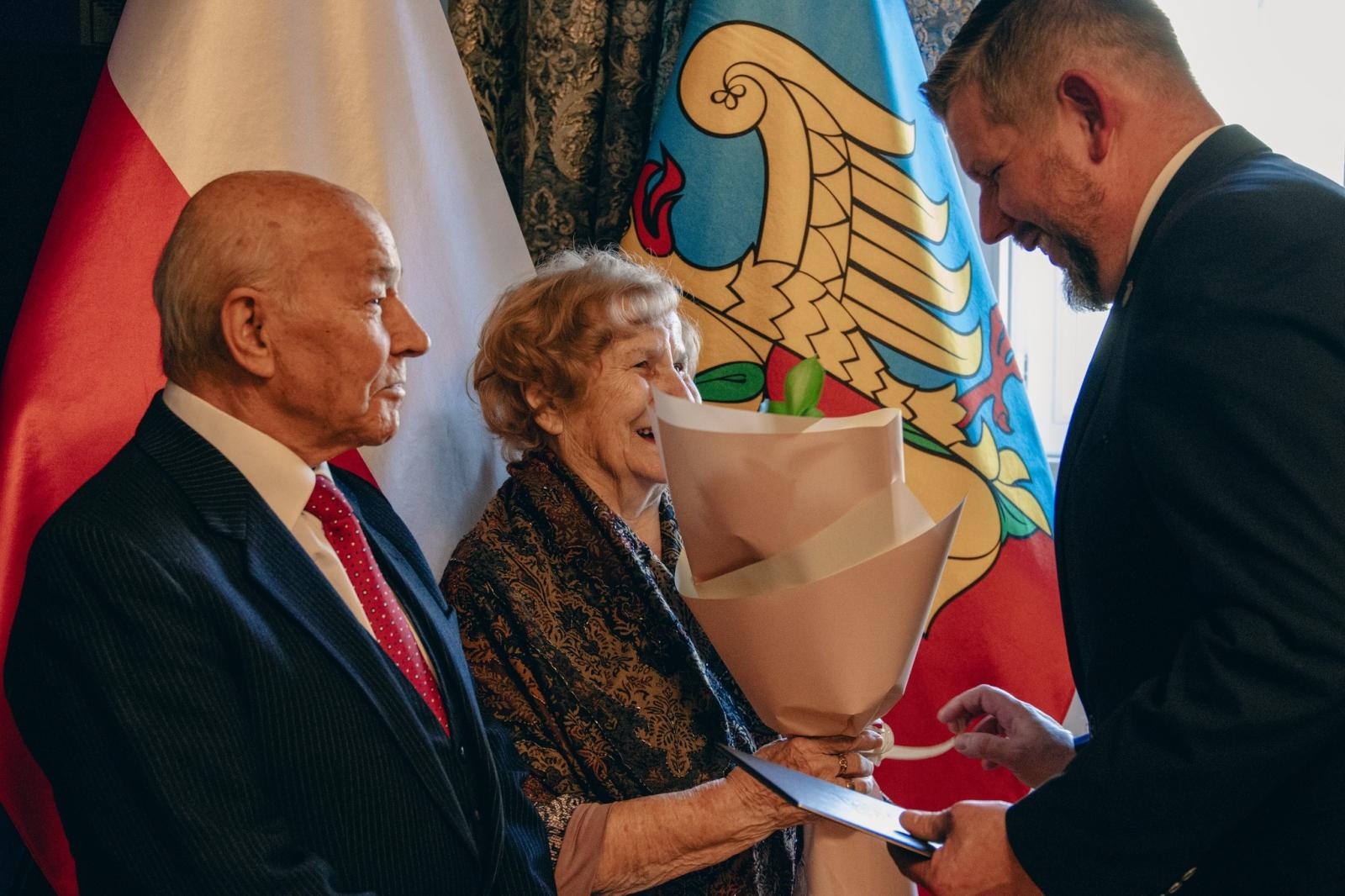 Zdjęcie w galerii na portalu naszwodzislaw.com: Małżonkowie świętowali w Pałacu Dietrichsteinów. Jubileusze w Wodzisławiu Śląskim [FOTO] wiadomości z regionu