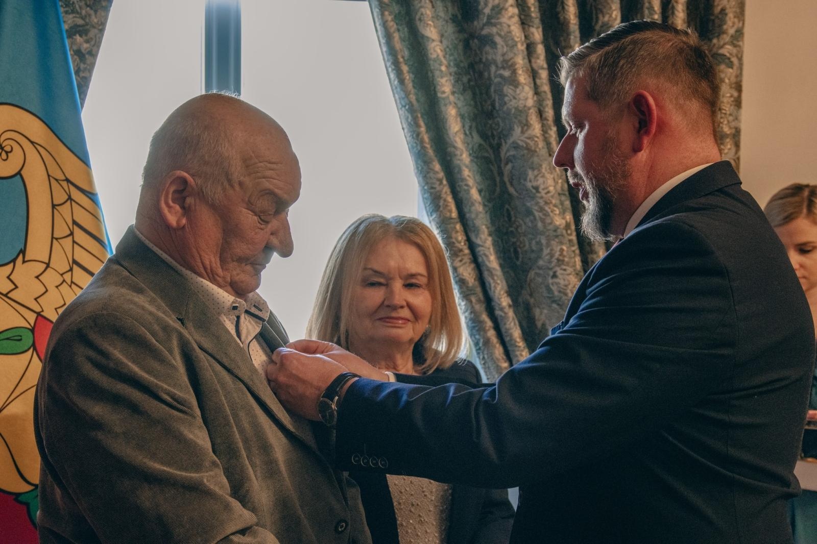 Zdjęcie w galerii na portalu naszwodzislaw.com: Małżonkowie świętowali w Pałacu Dietrichsteinów. Jubileusze w Wodzisławiu Śląskim [FOTO] wiadomości z regionu