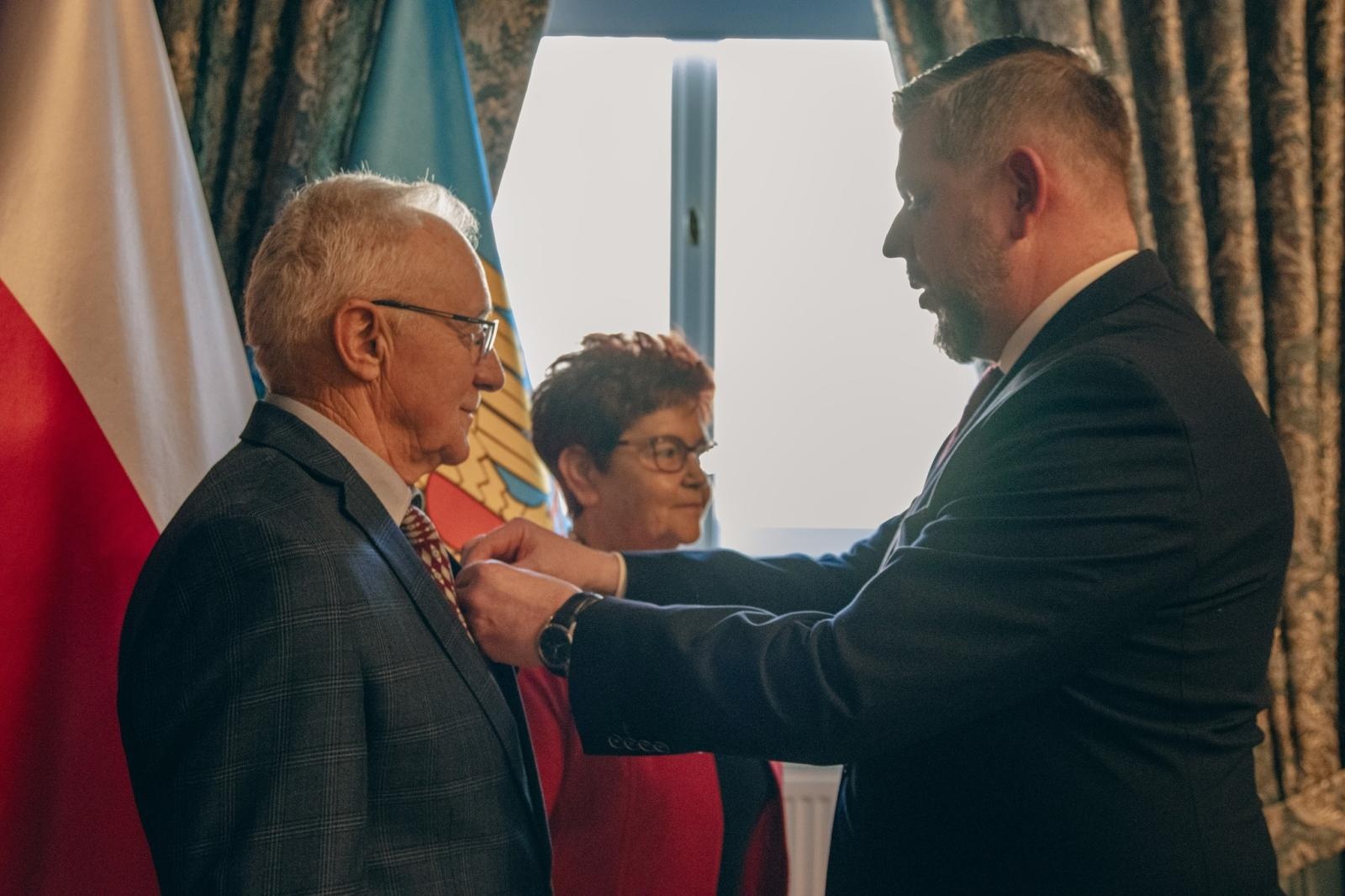 Zdjęcie w galerii na portalu naszwodzislaw.com: Małżonkowie świętowali w Pałacu Dietrichsteinów. Jubileusze w Wodzisławiu Śląskim [FOTO] wiadomości z regionu