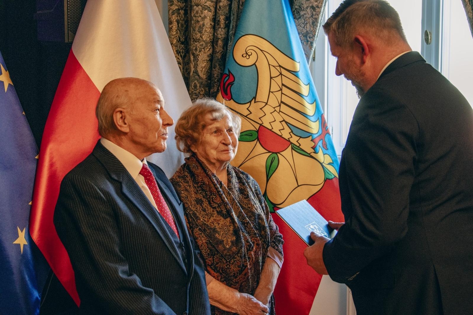 Zdjęcie w galerii na portalu naszwodzislaw.com: Małżonkowie świętowali w Pałacu Dietrichsteinów. Jubileusze w Wodzisławiu Śląskim [FOTO] wiadomości z regionu