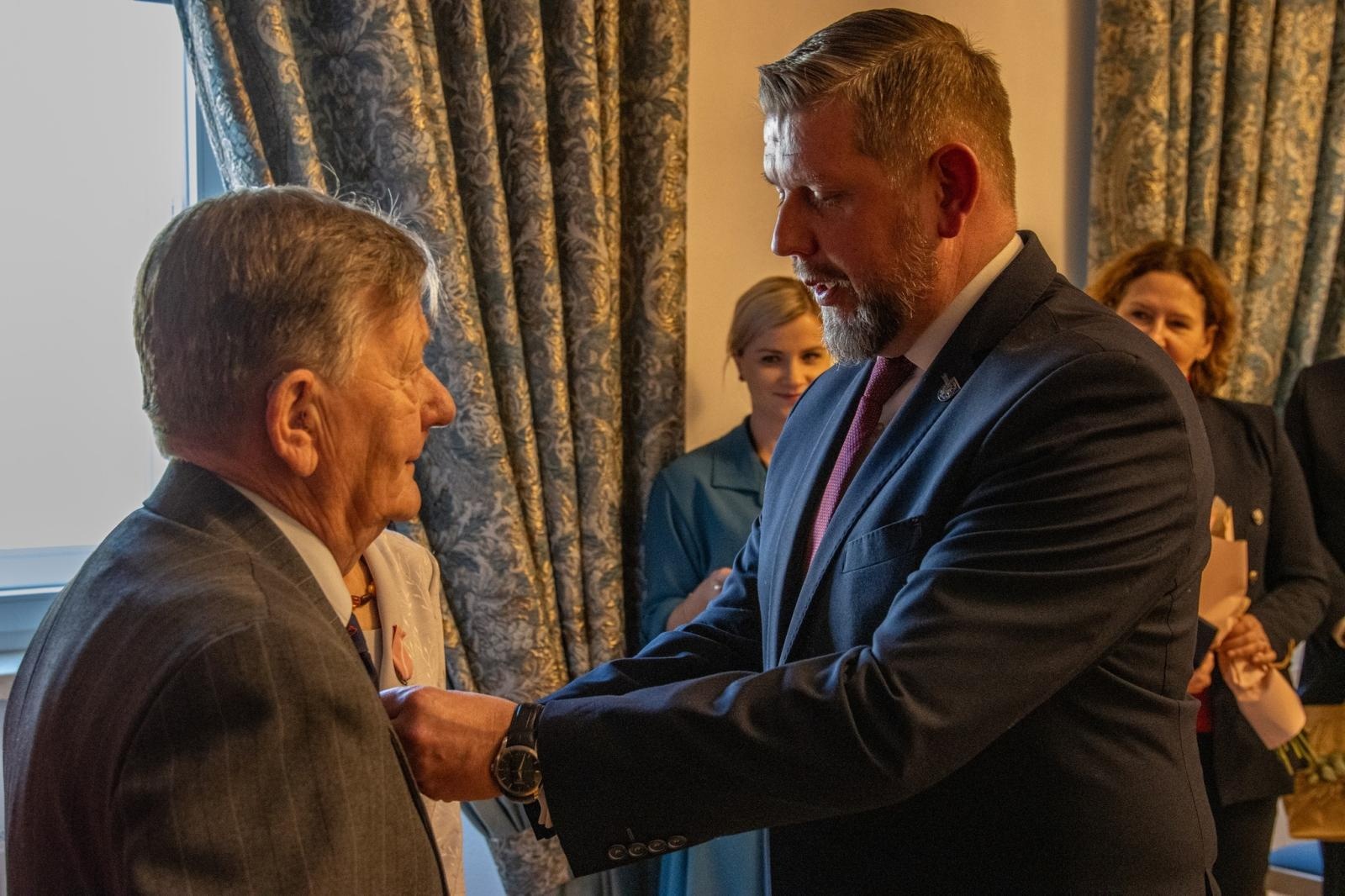 Zdjęcie w galerii na portalu naszwodzislaw.com: Małżonkowie świętowali w Pałacu Dietrichsteinów. Jubileusze w Wodzisławiu Śląskim [FOTO] wiadomości z regionu