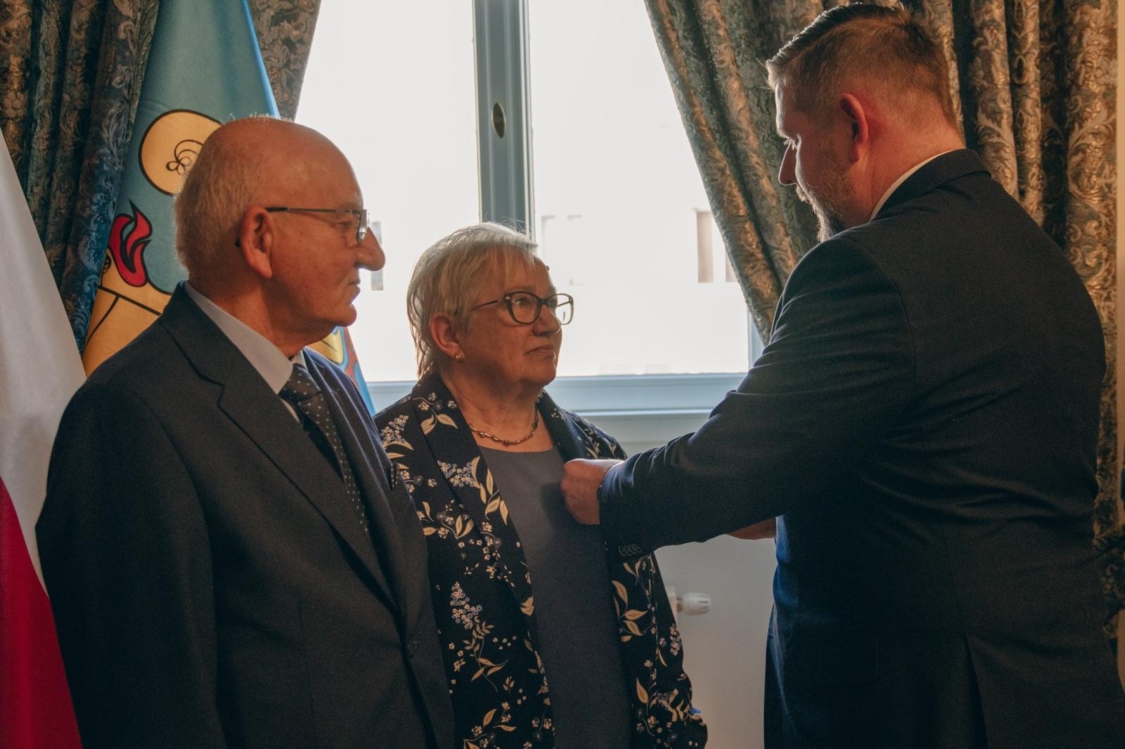 Zdjęcie w galerii na portalu naszwodzislaw.com: Małżonkowie świętowali w Pałacu Dietrichsteinów. Jubileusze w Wodzisławiu Śląskim [FOTO] wiadomości z regionu