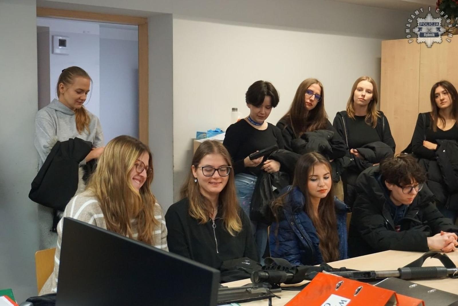 Zdjęcie w galerii na portalu naszwodzislaw.com: Studenci filologii z Raciborza na warsztatach tłumaczeniowych w rybnickiej komendzie wiadomości z regionu