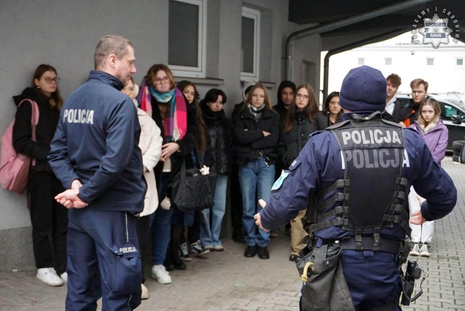 Zdjęcie w galerii na portalu naszwodzislaw.com: Studenci filologii z Raciborza na warsztatach tłumaczeniowych w rybnickiej komendzie wiadomości z regionu