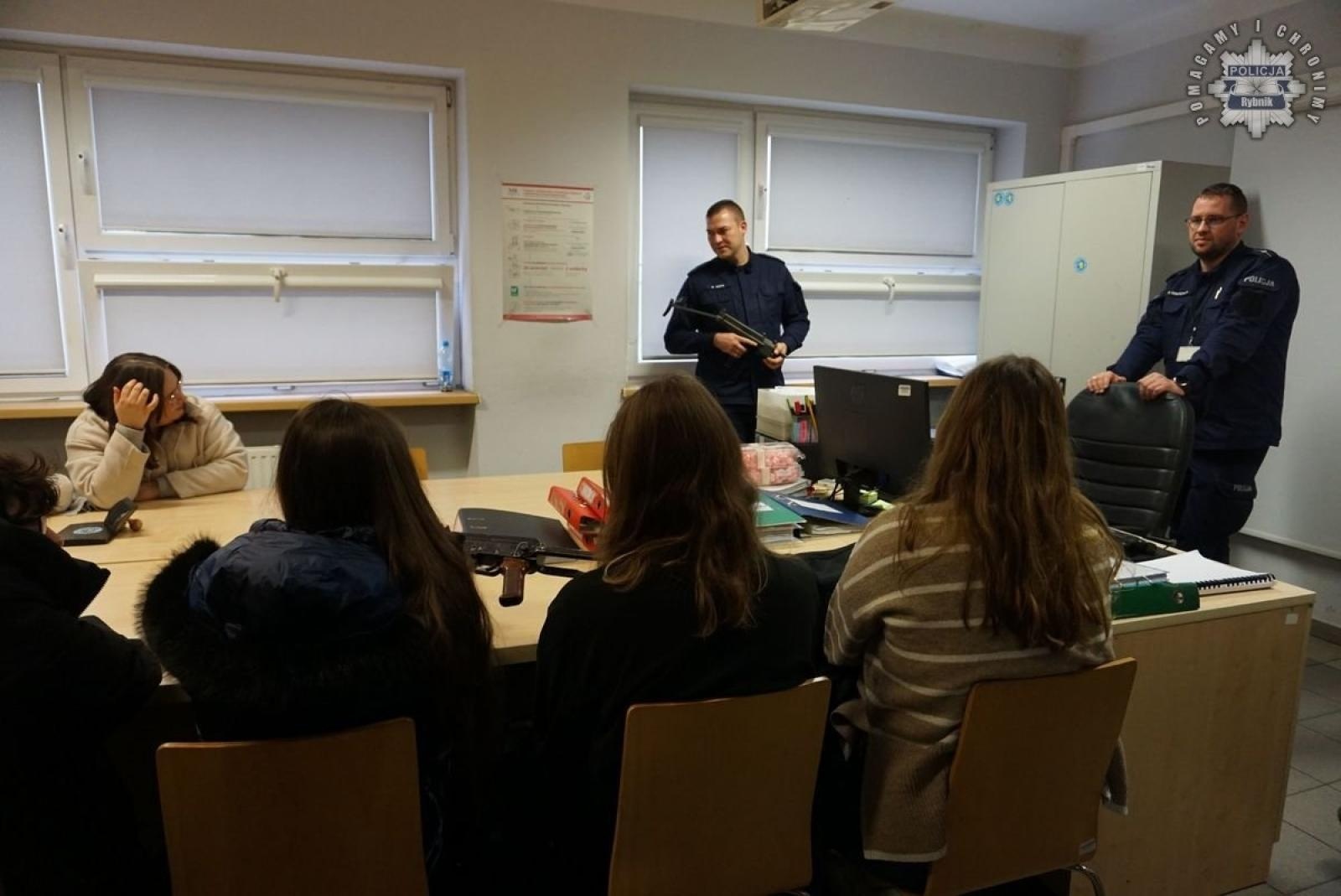 Zdjęcie w galerii na portalu naszwodzislaw.com: Studenci filologii z Raciborza na warsztatach tłumaczeniowych w rybnickiej komendzie wiadomości z regionu