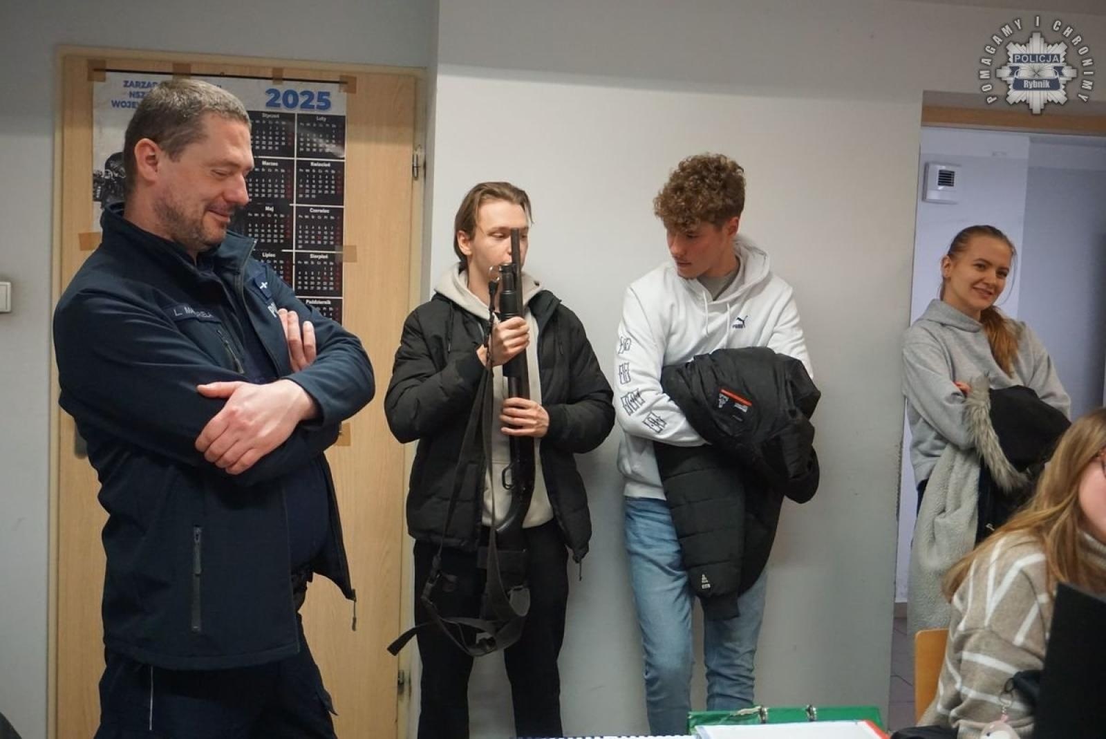 Zdjęcie w galerii na portalu naszwodzislaw.com: Studenci filologii z Raciborza na warsztatach tłumaczeniowych w rybnickiej komendzie wiadomości z regionu