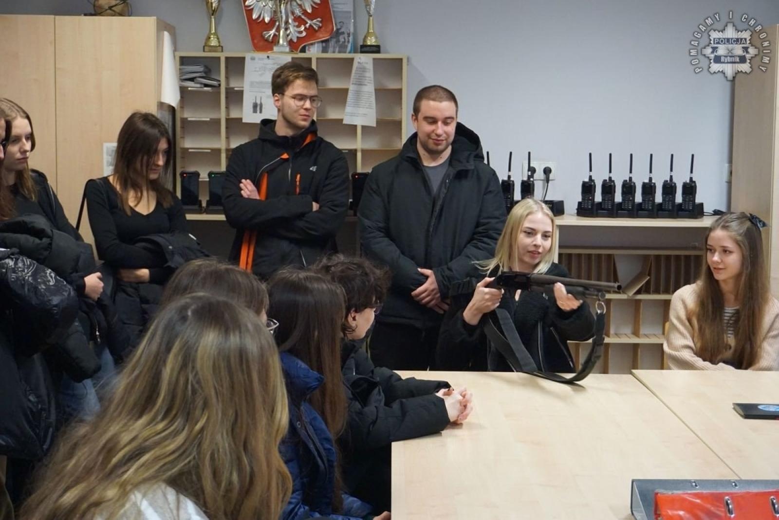 Zdjęcie w galerii na portalu naszwodzislaw.com: Studenci filologii z Raciborza na warsztatach tłumaczeniowych w rybnickiej komendzie wiadomości z regionu