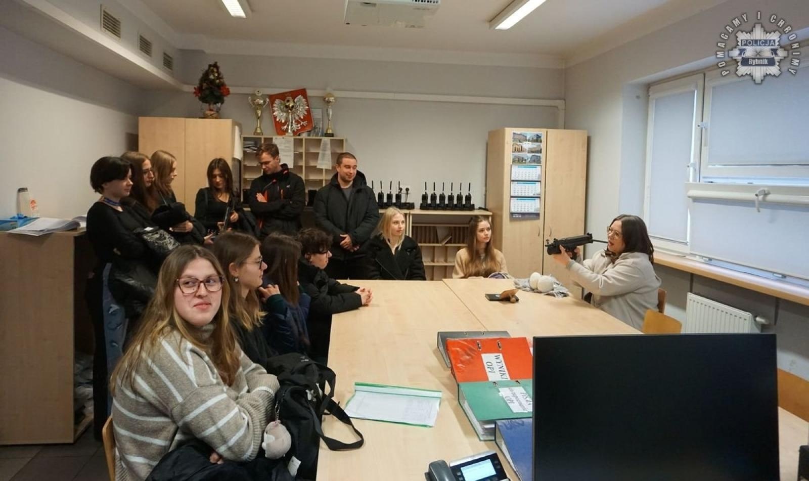 Zdjęcie w galerii na portalu naszwodzislaw.com: Studenci filologii z Raciborza na warsztatach tłumaczeniowych w rybnickiej komendzie wiadomości z regionu