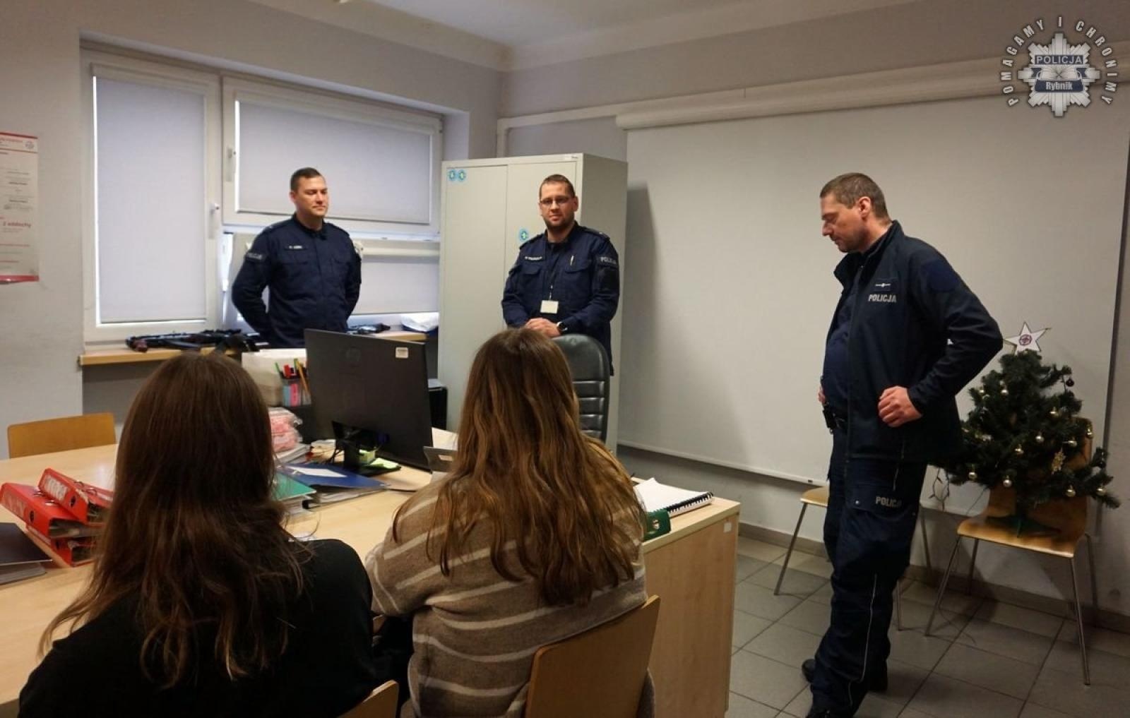 Zdjęcie w galerii na portalu naszwodzislaw.com: Studenci filologii z Raciborza na warsztatach tłumaczeniowych w rybnickiej komendzie wiadomości z regionu