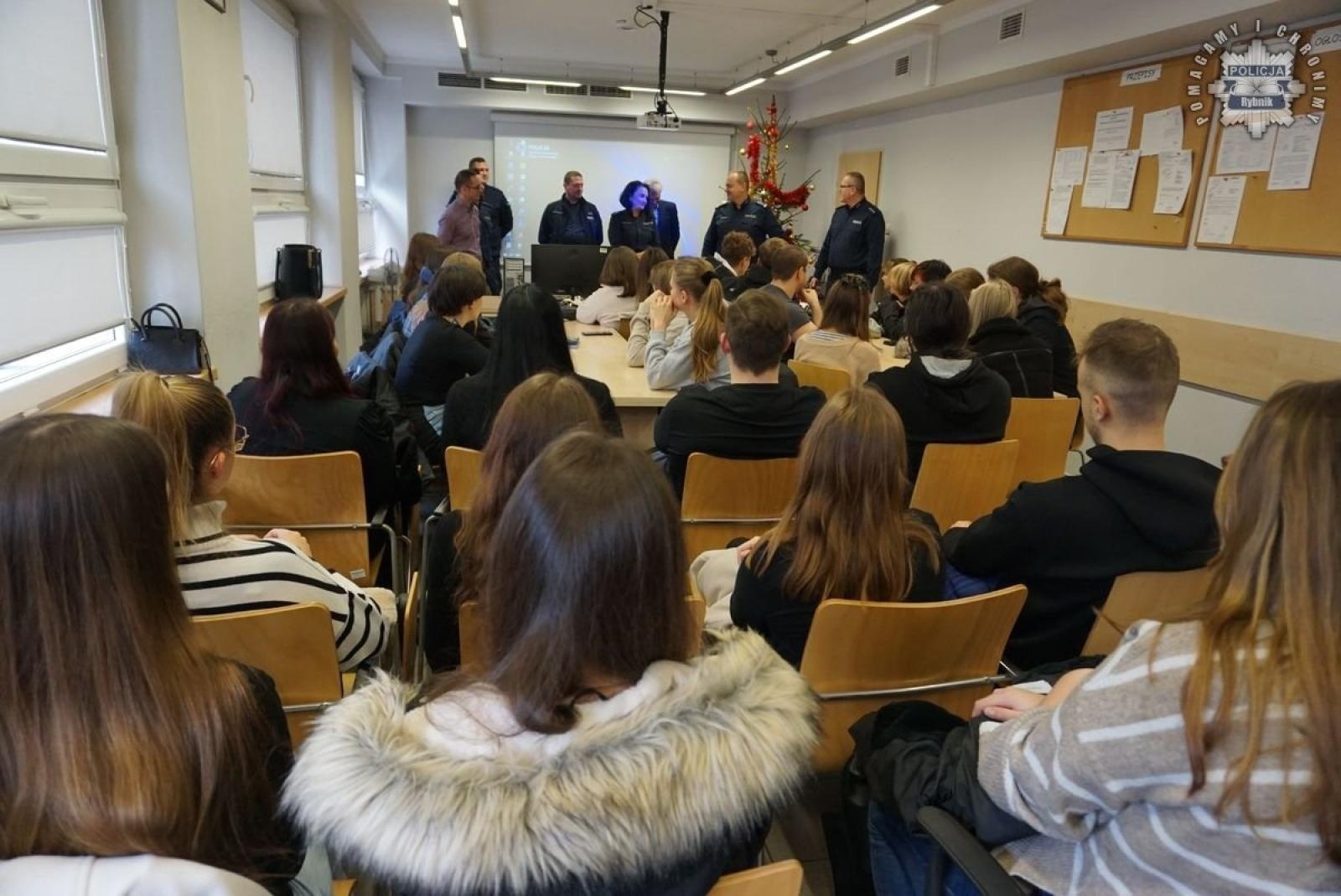 Zdjęcie w galerii na portalu naszwodzislaw.com: Studenci filologii z Raciborza na warsztatach tłumaczeniowych w rybnickiej komendzie wiadomości z regionu