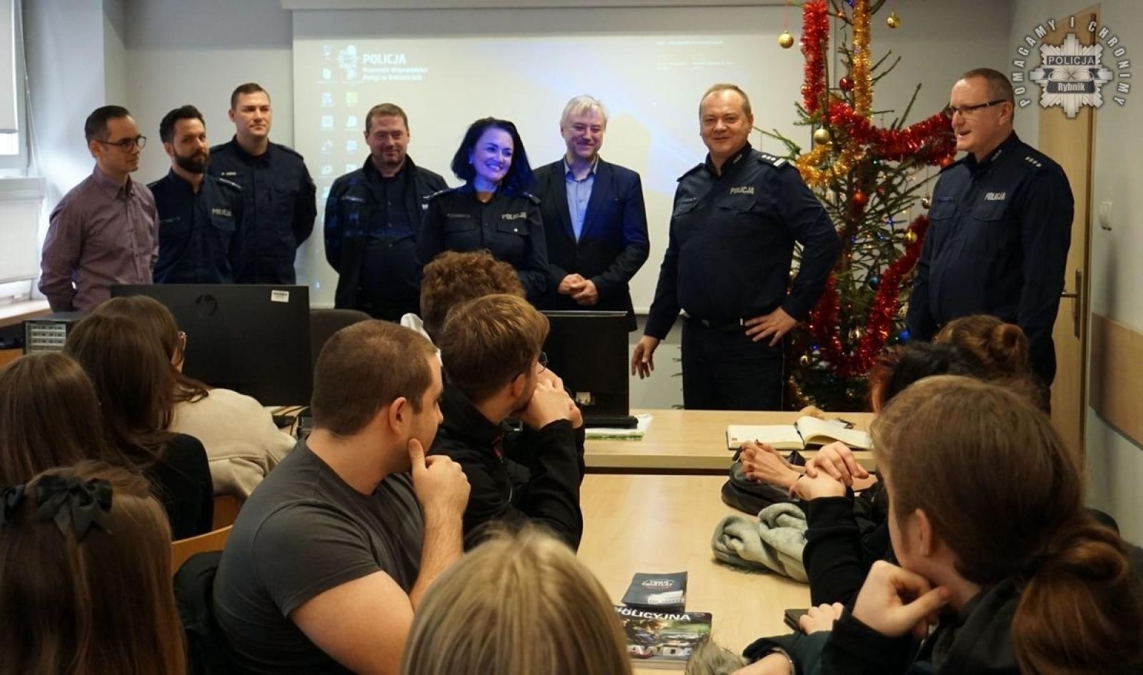 Zdjęcie w galerii na portalu naszwodzislaw.com: Studenci filologii z Raciborza na warsztatach tłumaczeniowych w rybnickiej komendzie wiadomości z regionu