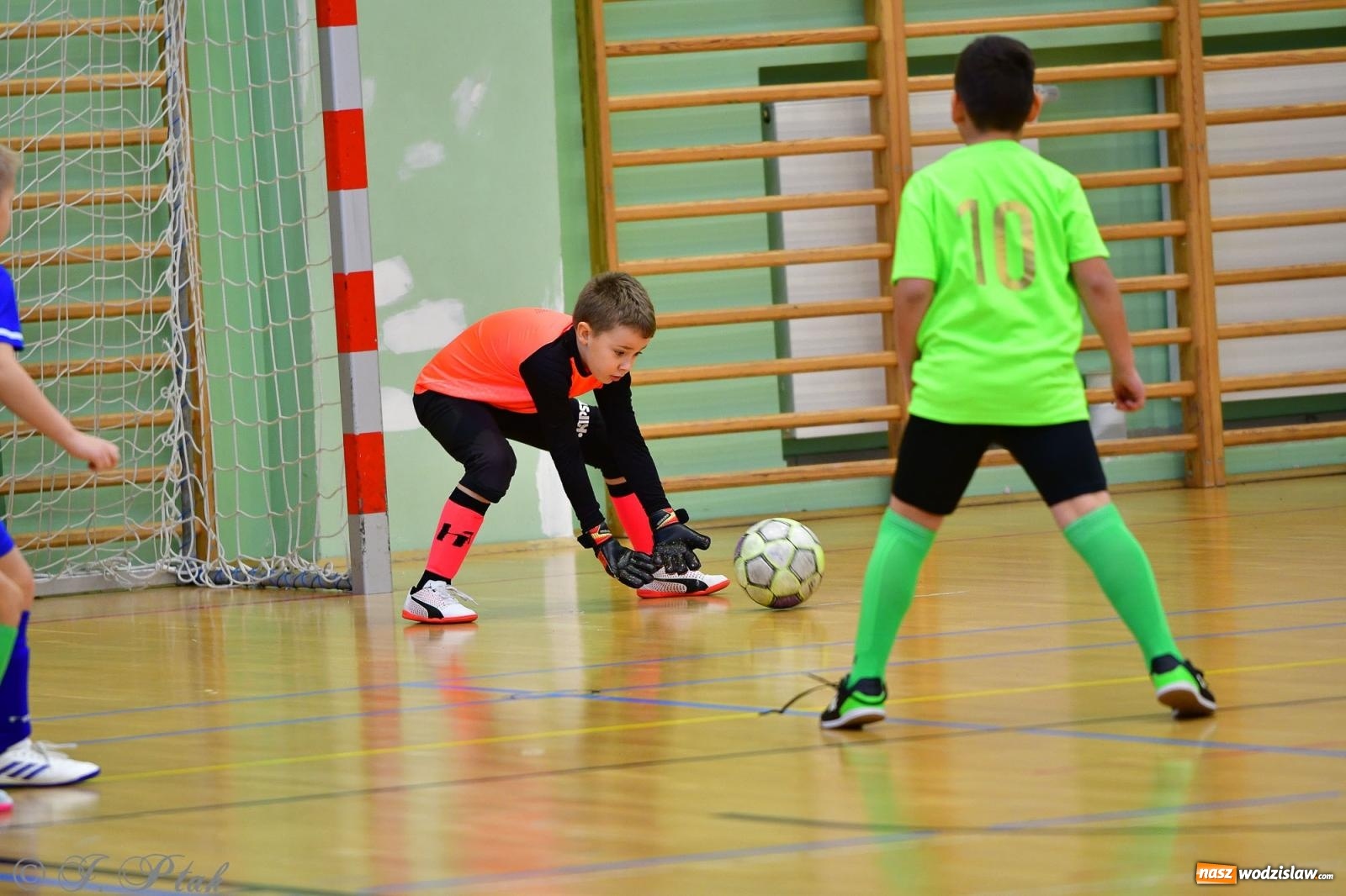 Zdjęcie w galerii na portalu naszwodzislaw.com: Piłkarska rywalizacja rocznika 2016. Kolejny turniej fundacji Junior Trening [FOTO] wiadomości z regionu