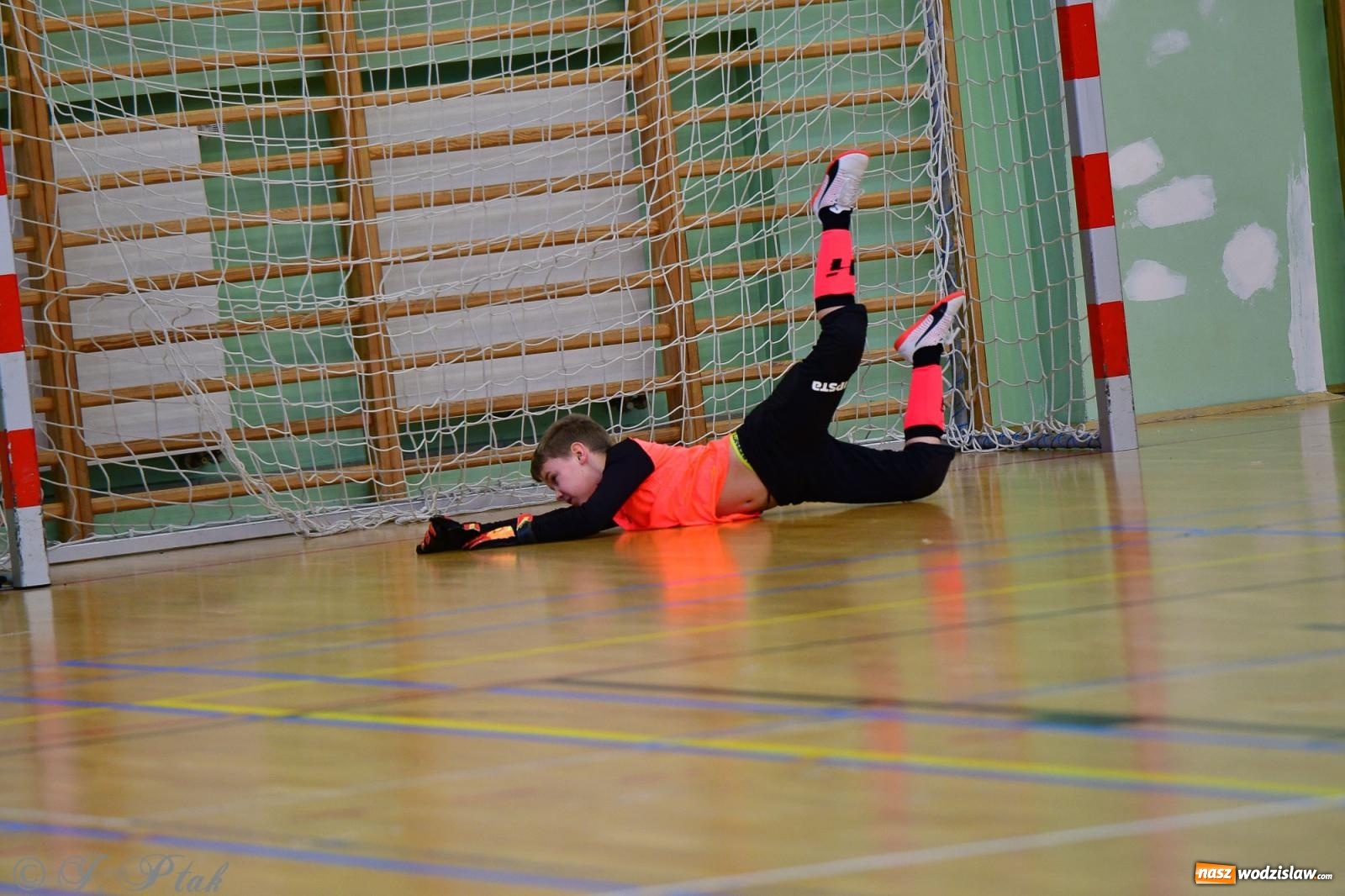 Zdjęcie w galerii na portalu naszwodzislaw.com: Piłkarska rywalizacja rocznika 2016. Kolejny turniej fundacji Junior Trening [FOTO] wiadomości z regionu