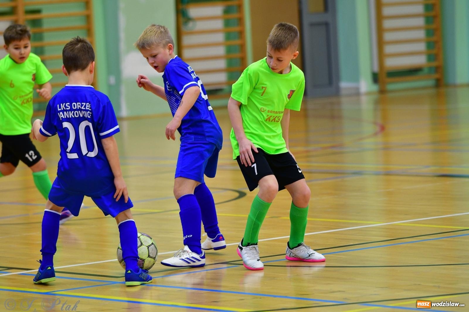 Zdjęcie w galerii na portalu naszwodzislaw.com: Piłkarska rywalizacja rocznika 2016. Kolejny turniej fundacji Junior Trening [FOTO] wiadomości z regionu