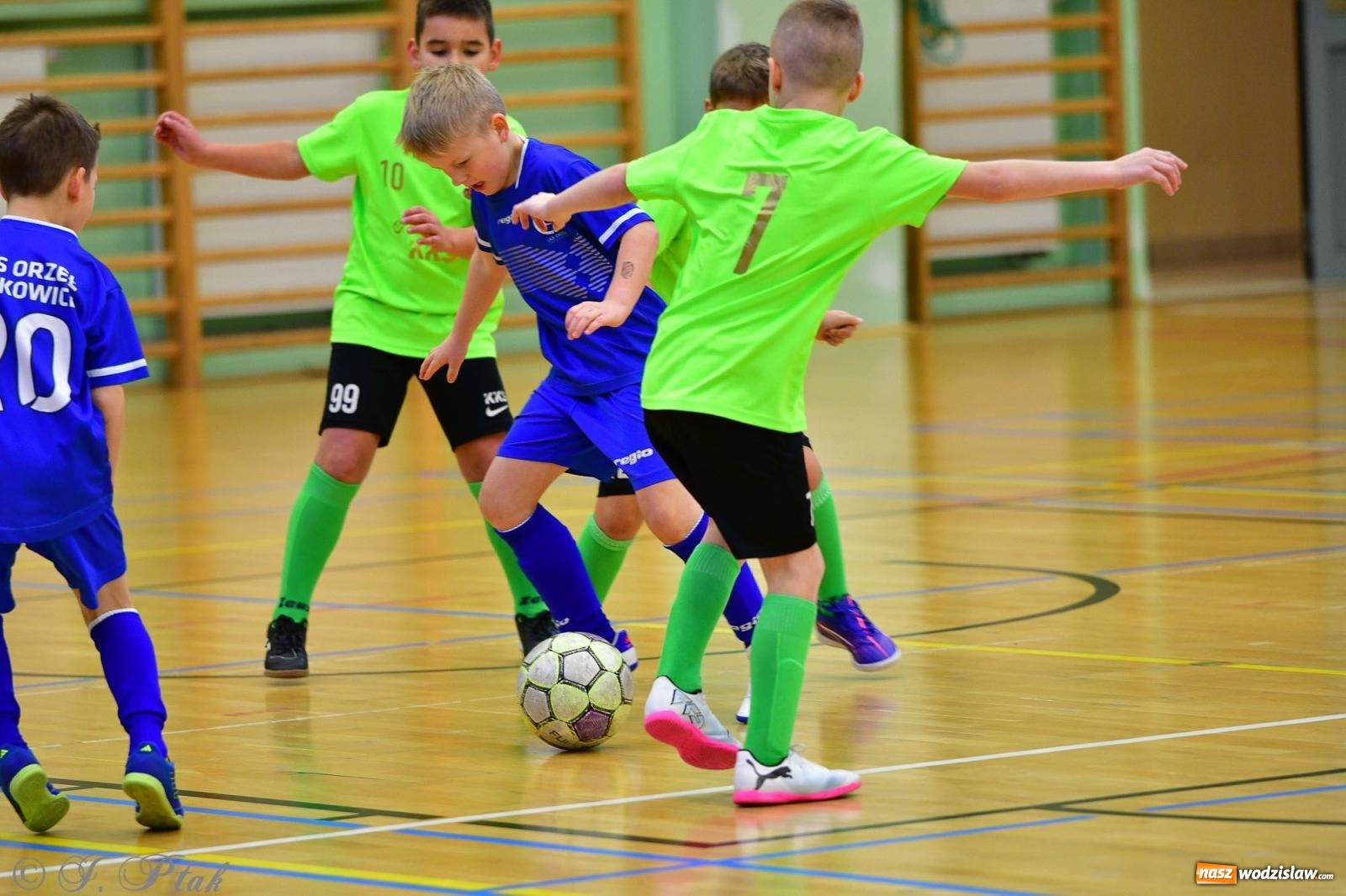 Zdjęcie w galerii na portalu naszwodzislaw.com: Piłkarska rywalizacja rocznika 2016. Kolejny turniej fundacji Junior Trening [FOTO] wiadomości z regionu
