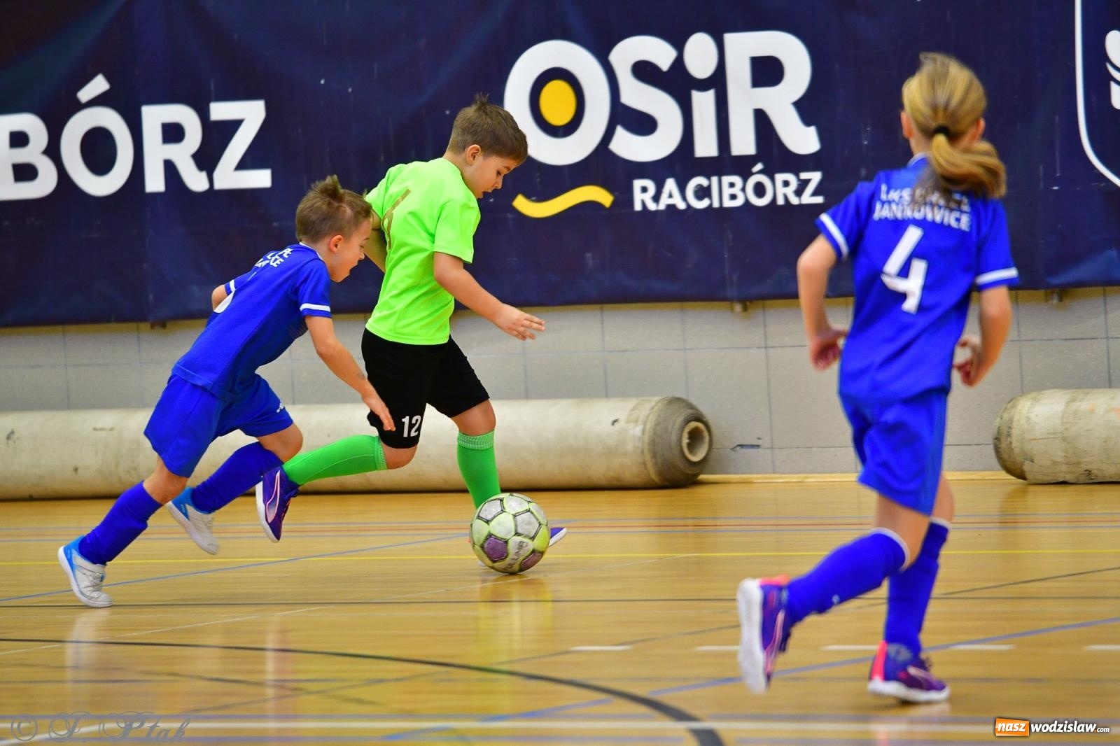 Zdjęcie w galerii na portalu naszwodzislaw.com: Piłkarska rywalizacja rocznika 2016. Kolejny turniej fundacji Junior Trening [FOTO] wiadomości z regionu