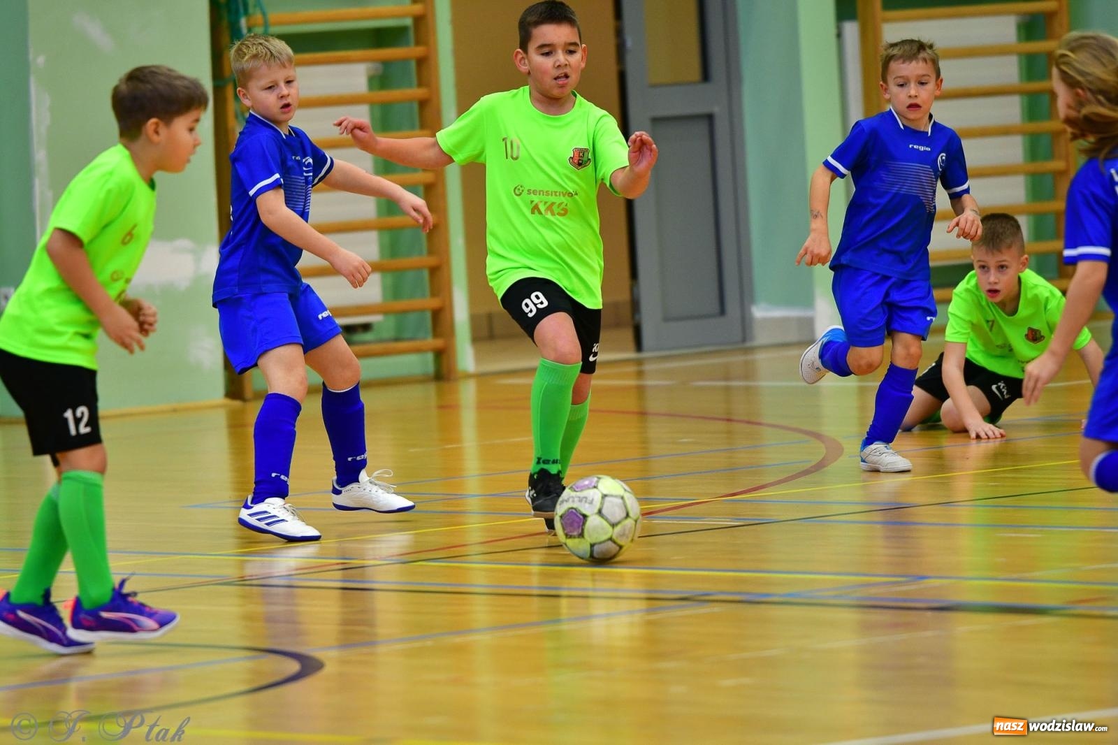 Zdjęcie w galerii na portalu naszwodzislaw.com: Piłkarska rywalizacja rocznika 2016. Kolejny turniej fundacji Junior Trening [FOTO] wiadomości z regionu