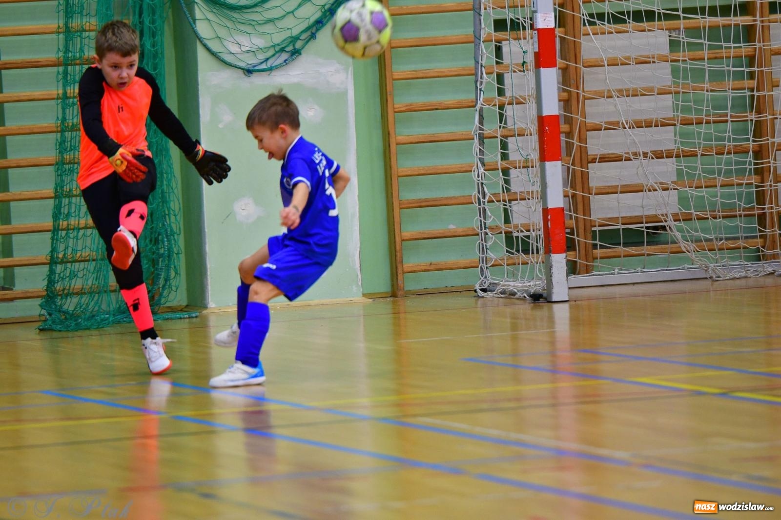 Zdjęcie w galerii na portalu naszwodzislaw.com: Piłkarska rywalizacja rocznika 2016. Kolejny turniej fundacji Junior Trening [FOTO] wiadomości z regionu