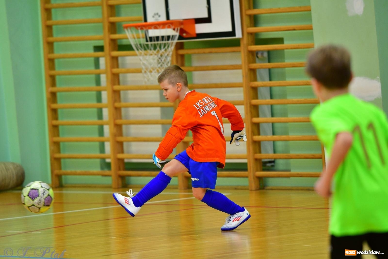 Zdjęcie w galerii na portalu naszwodzislaw.com: Piłkarska rywalizacja rocznika 2016. Kolejny turniej fundacji Junior Trening [FOTO] wiadomości z regionu
