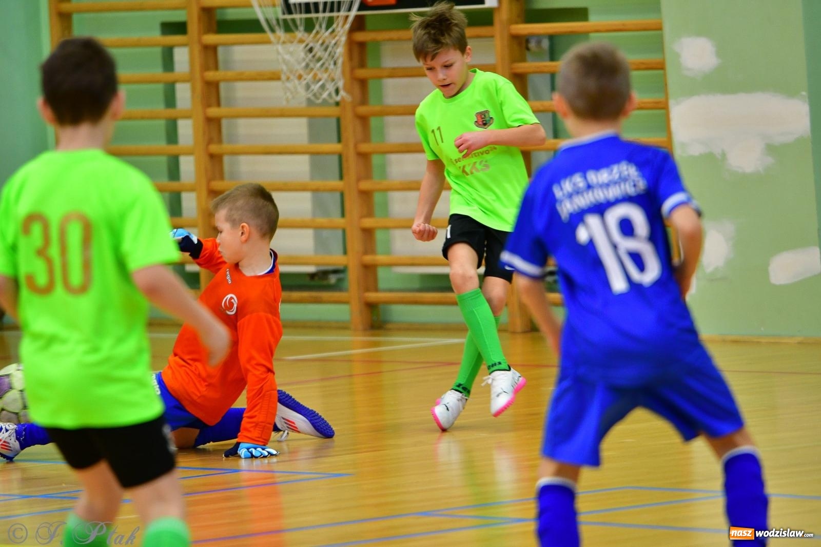 Zdjęcie w galerii na portalu naszwodzislaw.com: Piłkarska rywalizacja rocznika 2016. Kolejny turniej fundacji Junior Trening [FOTO] wiadomości z regionu