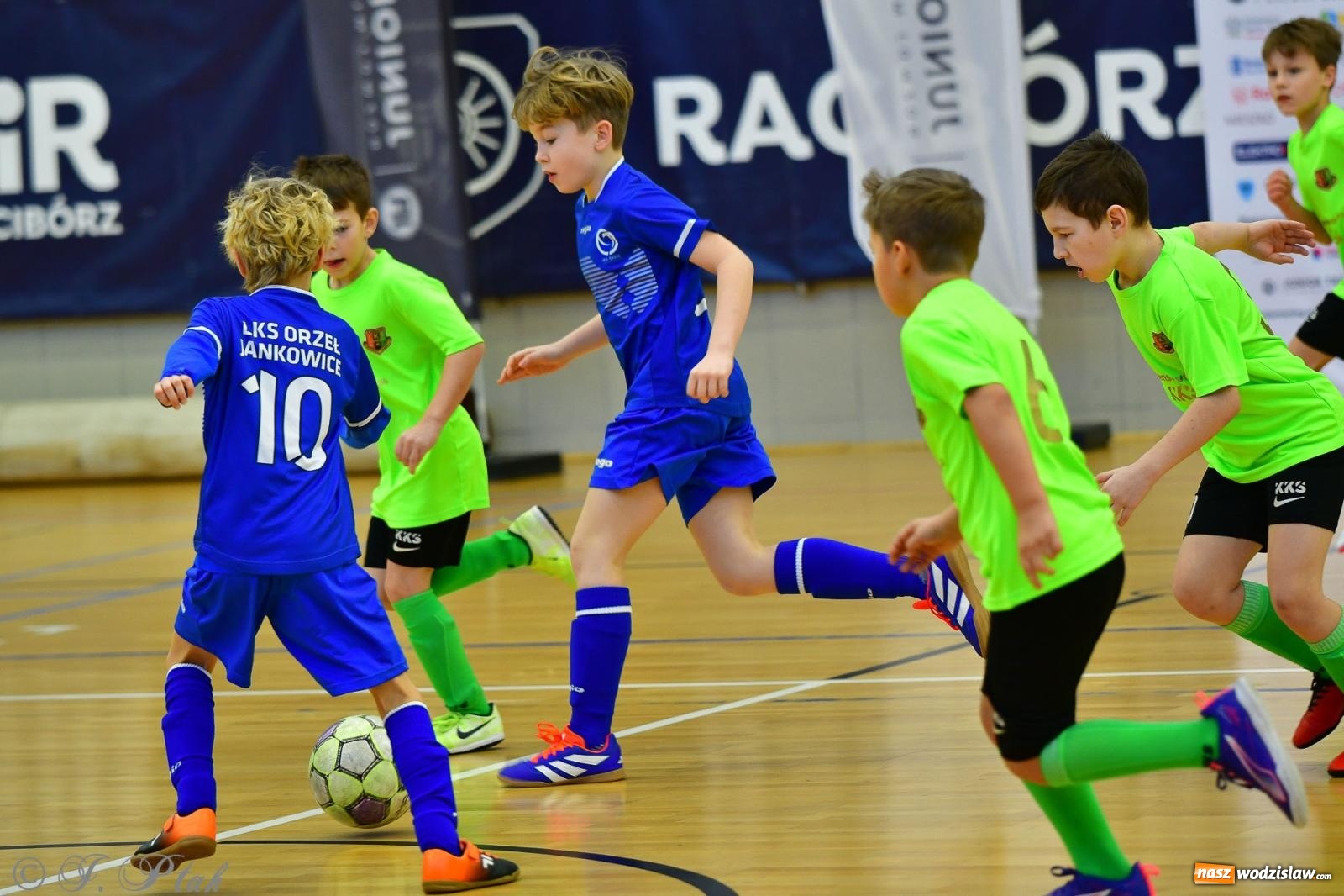 Zdjęcie w galerii na portalu naszwodzislaw.com: Piłkarska rywalizacja rocznika 2016. Kolejny turniej fundacji Junior Trening [FOTO] wiadomości z regionu