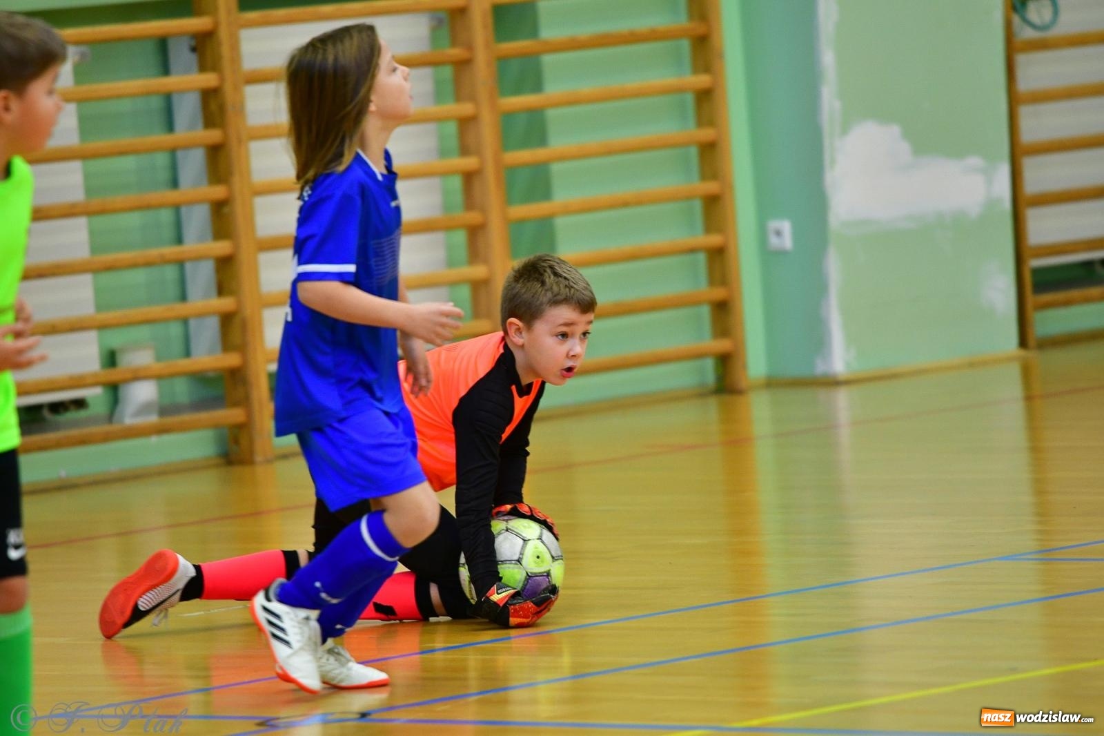 Zdjęcie w galerii na portalu naszwodzislaw.com: Piłkarska rywalizacja rocznika 2016. Kolejny turniej fundacji Junior Trening [FOTO] wiadomości z regionu