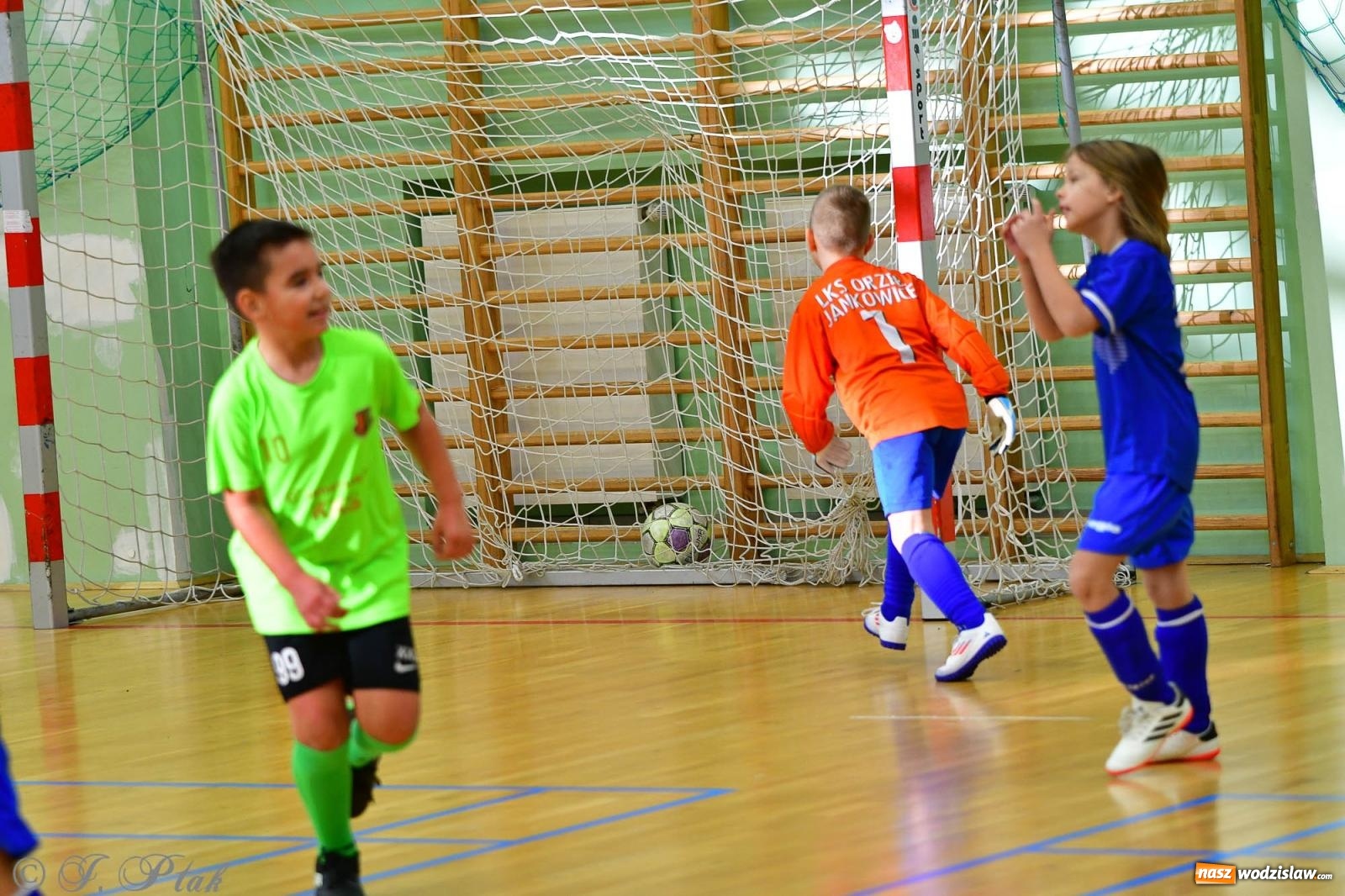 Zdjęcie w galerii na portalu naszwodzislaw.com: Piłkarska rywalizacja rocznika 2016. Kolejny turniej fundacji Junior Trening [FOTO] wiadomości z regionu